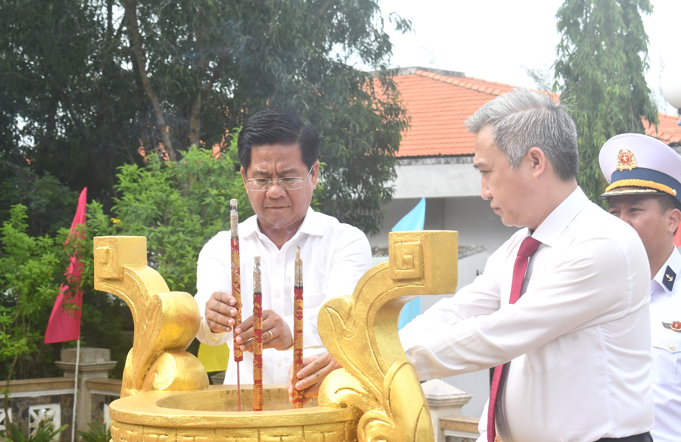 Ông Đặng Minh Thông, Phó Chủ tịch UBND tỉnh và ông Bùi Chí Thành, Trưởng Ban Tuyên giáo và Dân vận Tỉnh ủy dâng hương tại Bia tưởng niệm.