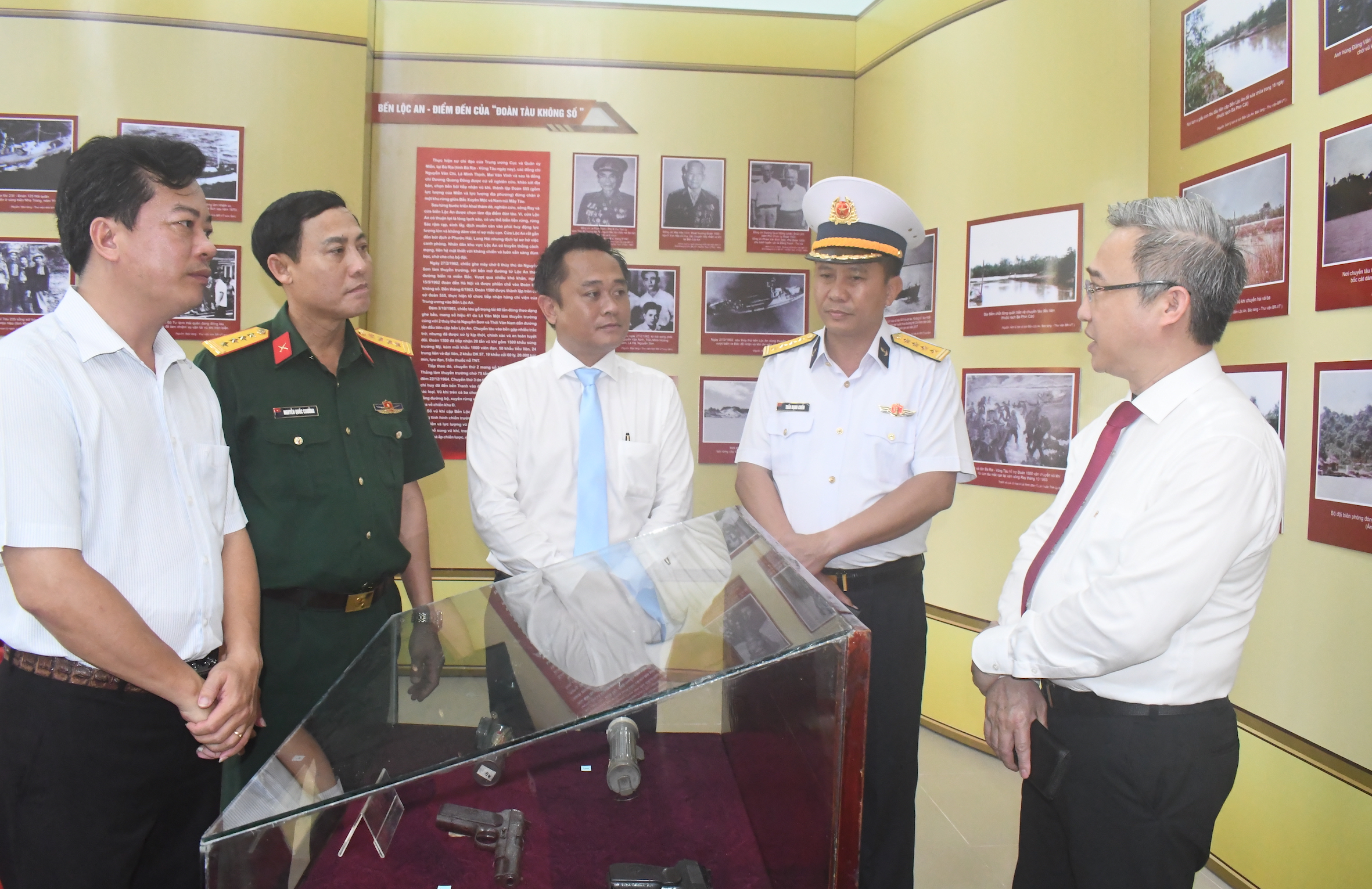 Các đại biểu tham quan phòng trừng bày các tư liệu, hiện vật lịch sử liên quan đến di tích quốc gia đặc biệt Đường Hồ Chí Minh trên biển.