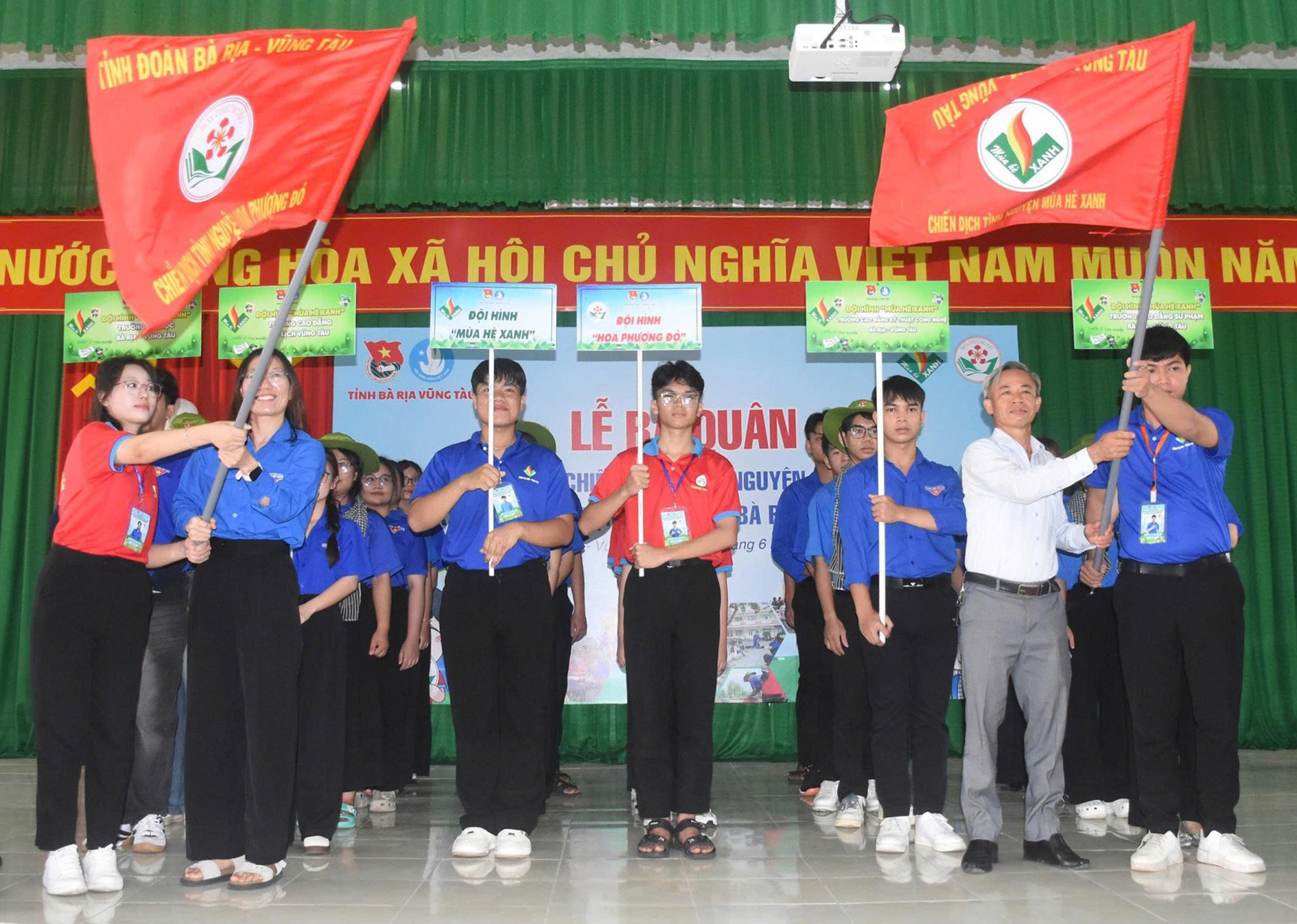 Cờ xuất quân chiến dịch “Mùa hè xanh”, “Hoa phượng đỏ” được trao cho Tổng chỉ huy chiến dịch tại lễ ra quân.