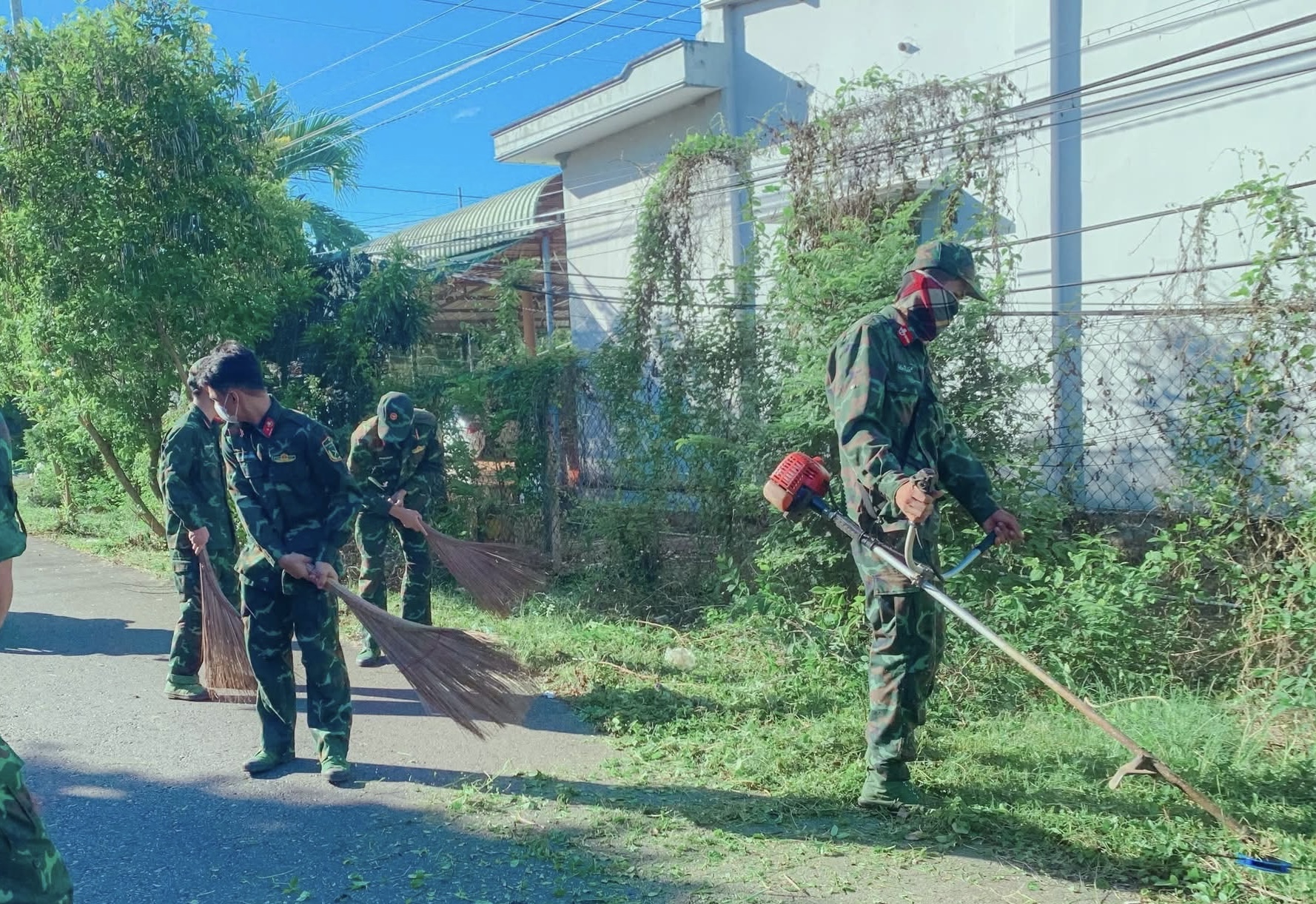 ĐVTN Trung đoàn Minh Đạm dọn dẹp, phát quang cây xanh  trên các tuyến đường giao thông nông thôn tại địa phương.