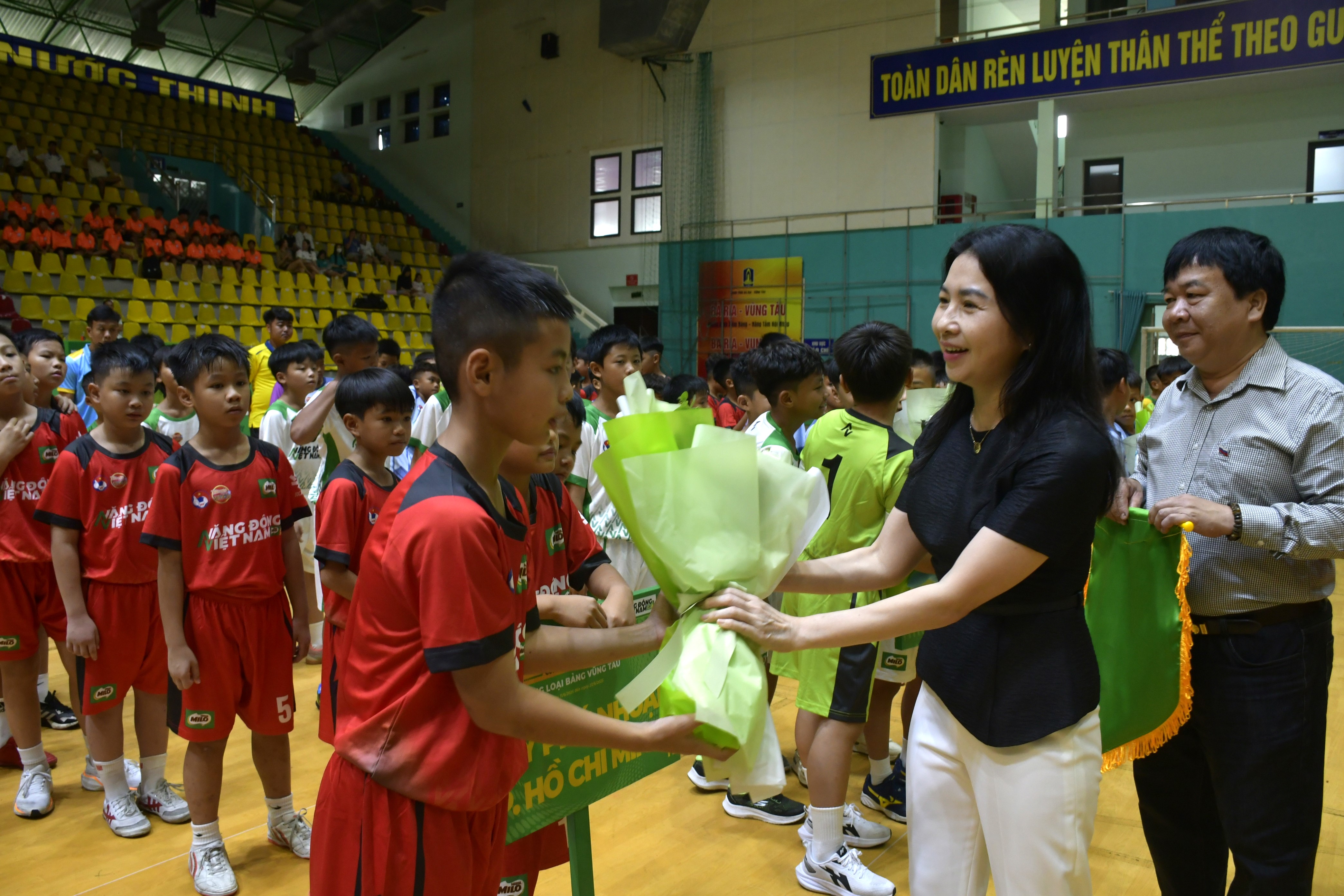 Ban tổ chức tặng hoa chúc mừng các đội bóng U11 tham dự giải.
