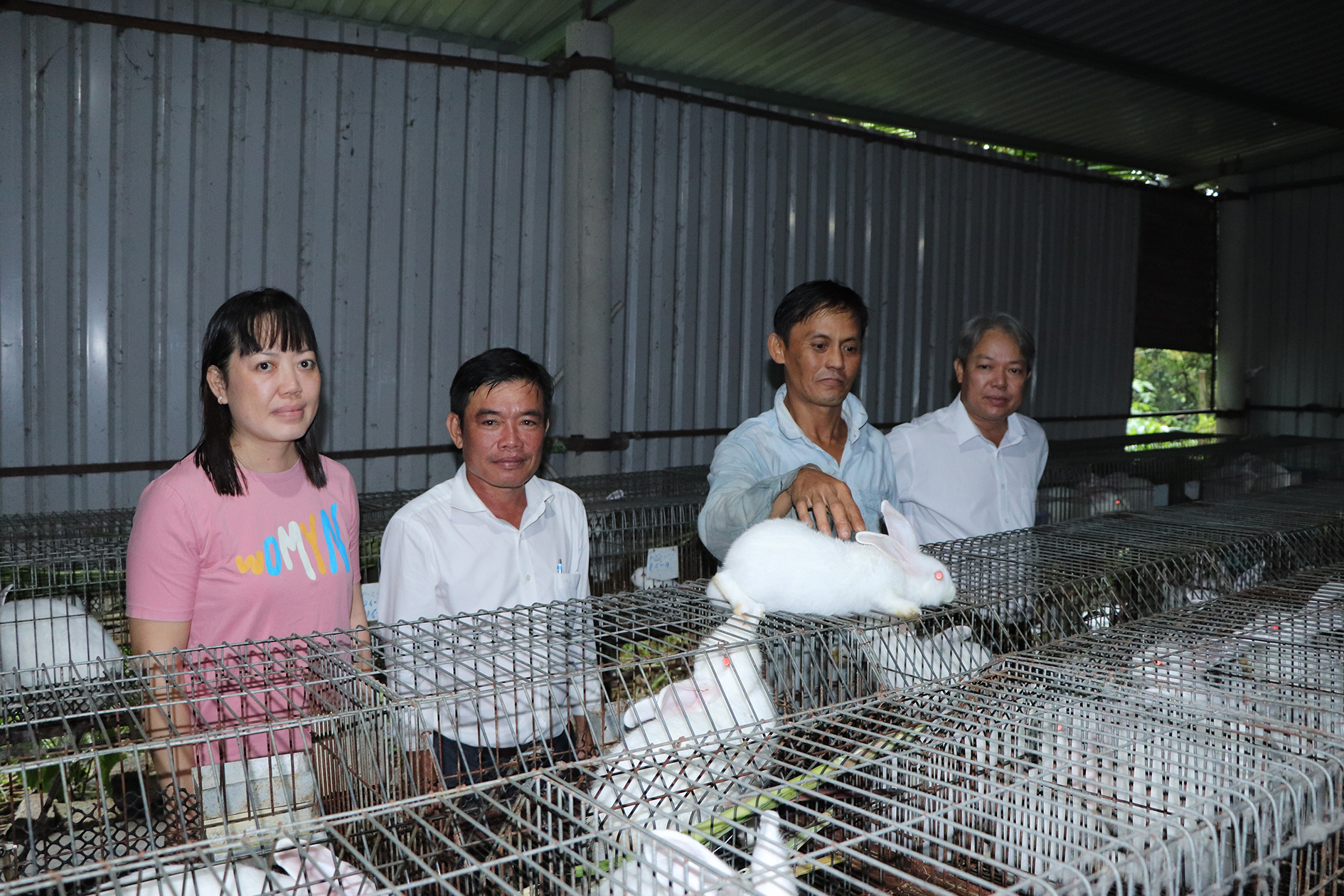 Hội Nông dân xã thăm mô hình nuôi thỏ của ông Châu Ngọc Thuận (thứ hai từ phải vào).