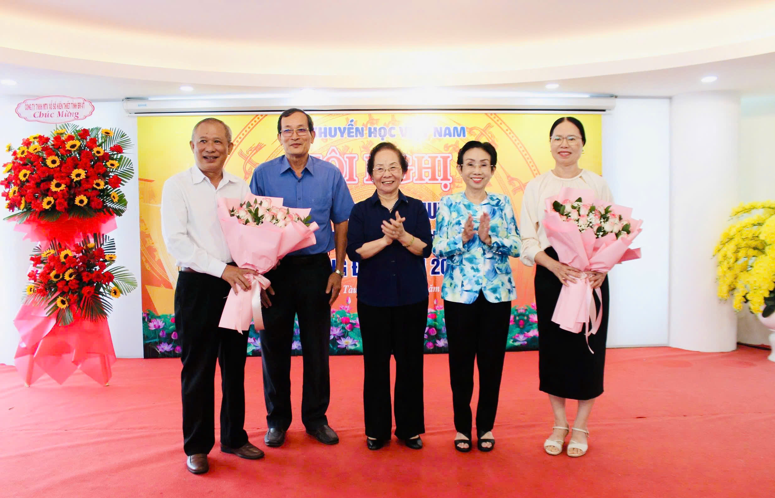 Bà Nguyễn Thị Doan, nguyên Ủy viên Trung ương Đảng, nguyên Phó Chủ tịch nước, Chủ tịch Hội Khuyến học Việt Nam (giữa) dự hội nghị.