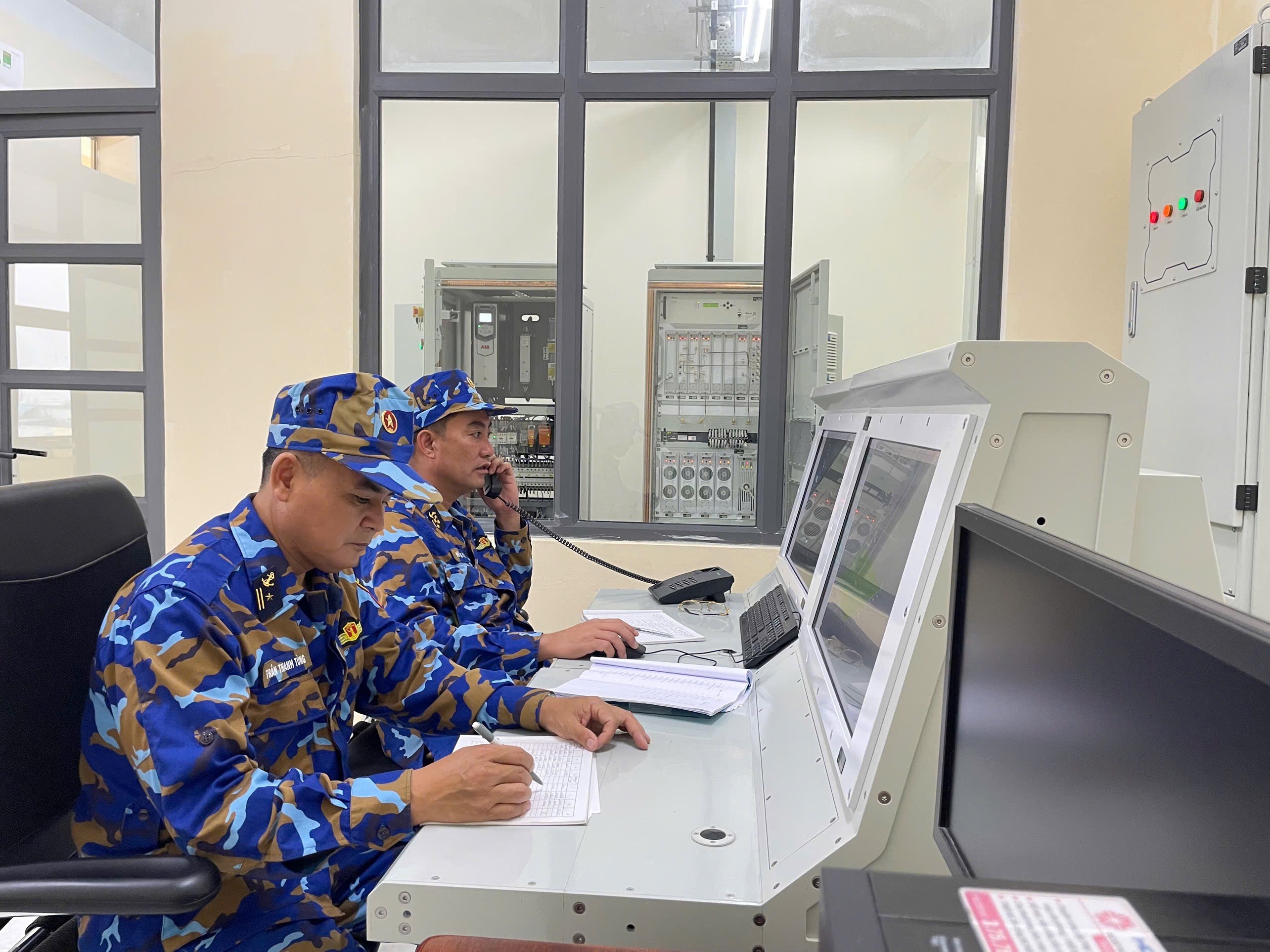 Là đơn vị thực hiện nhiệm vụ huấn luyện, sẵn sàng chiến đấu, bảo vệ chủ quyền vùng biển, đảo, thềm lục địa phía Nam của Tổ quốc, những năm qua, cán bộ, chiến sĩ Vùng 2 Hải quân luôn nêu cao trách nhiệm, nỗ lực khắc phục khó khăn, hoàn thành tốt nhiệm vụ được giao. 