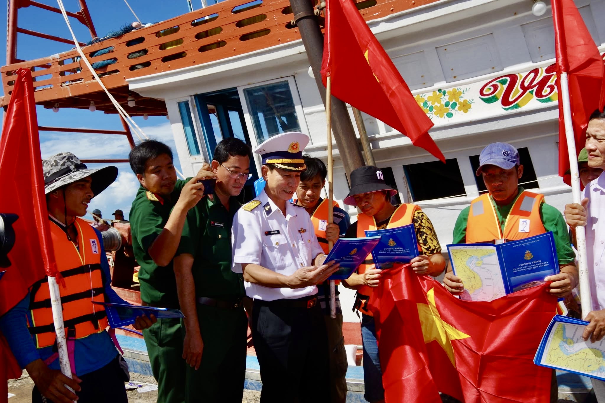 Vùng 2 Hải quân phối hợp với các đơn vị liên quan trao tặng cờ Tổ quốc, tuyên truyền biển đảo cho ngư dân.
