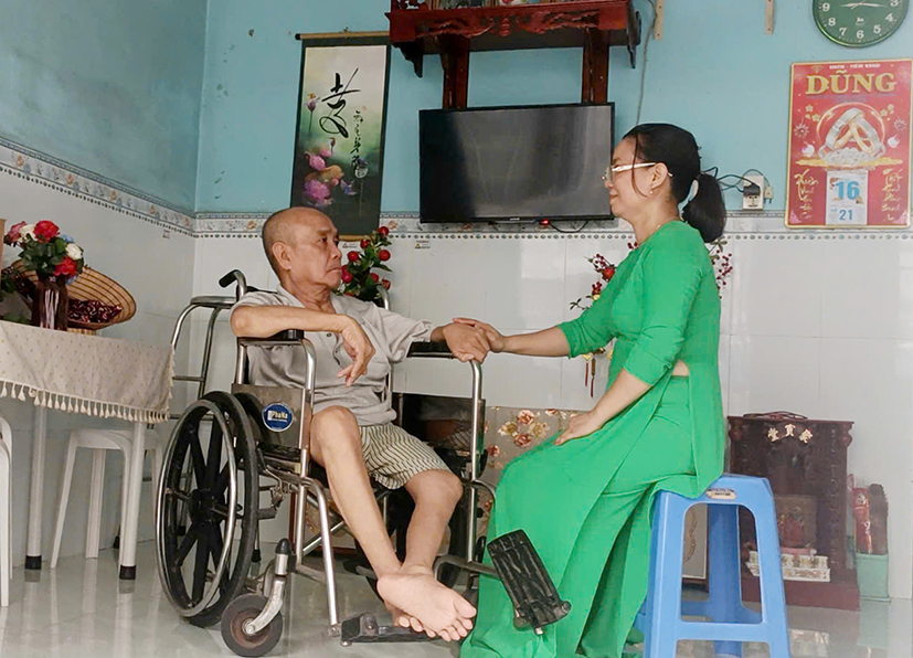 Cán bộ UBMTTQ Việt Nam phường Tân Phước đếm thăm, động viên ông Tô Thành Minh.