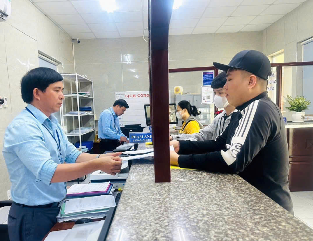 Công chức trả kết quả thủ tục hành chính đến người dân tại Bộ phận một cửa UBND phường Long Tâm, TP.Bà Rịa (ảnh minh họa). Ảnh: HUYỀN TRANG