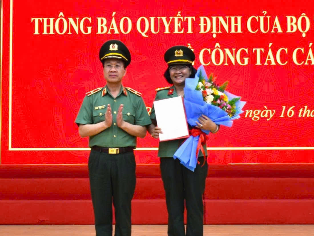 Lãnh đạo Bộ Công an trao quyết định đối với Đại tá Trần Thị Kim Phụng, Phó Giám đốc Công an tỉnh phụ trách Công an tỉnh. 
