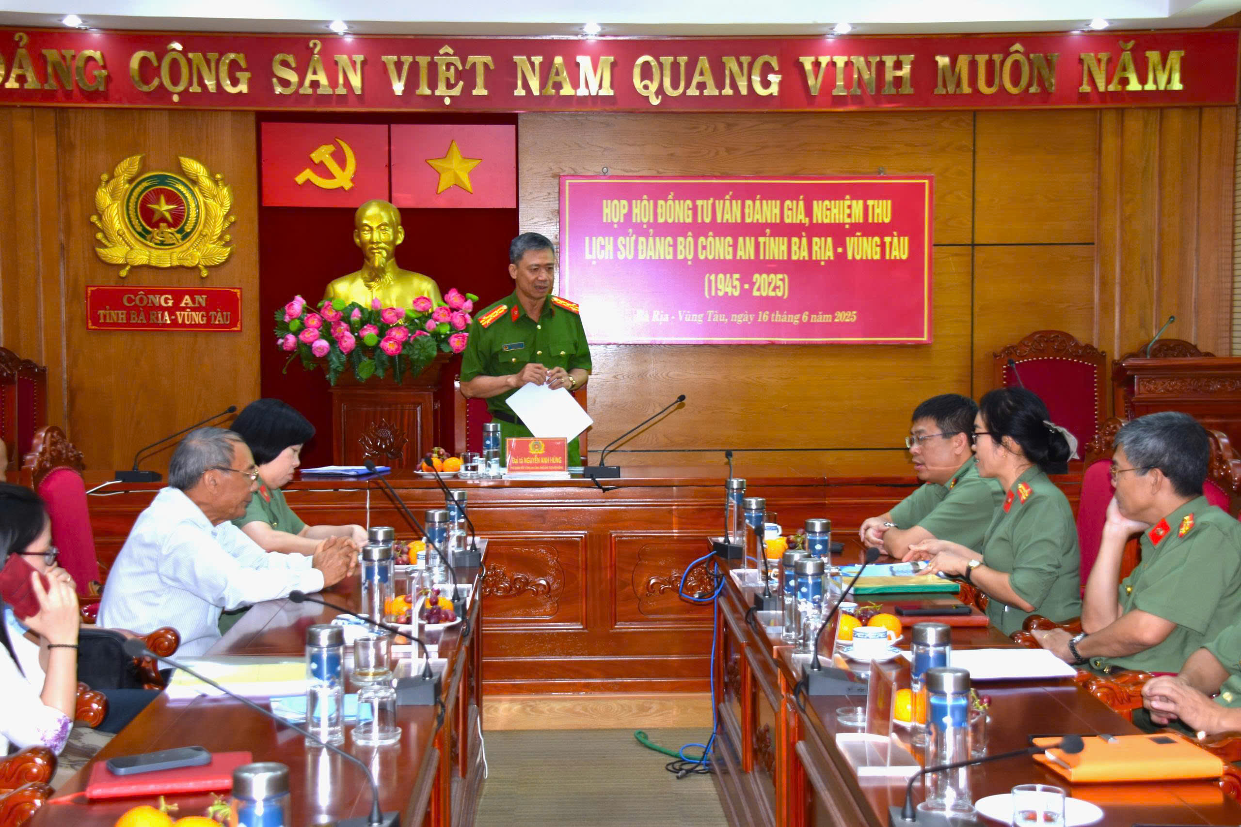 Đại tá Nguyễn Anh Hùng, Phó Giám đốc Công an tỉnh, Phó Chủ tịch Hội đồng chủ trì Hội nghị.