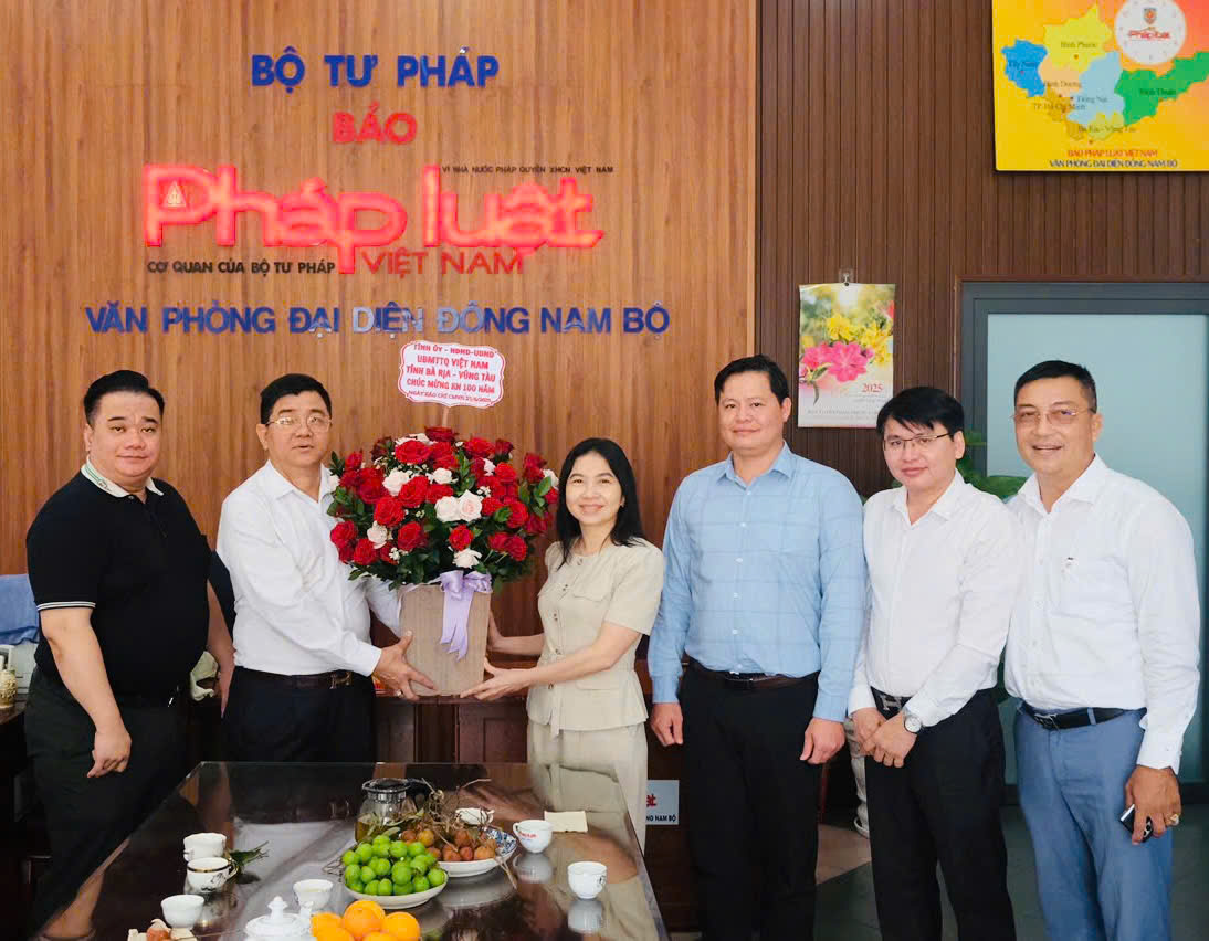 Bà Trần Thị Thu Hiền, Phó Giám đốc Sở Văn hóa Thể thao Du lịch thăm, chúc mừng Văn phòng đại diện Đông Nam Bộ Báo Pháp luật Việt Nam tại tỉnh Đồng Nai.