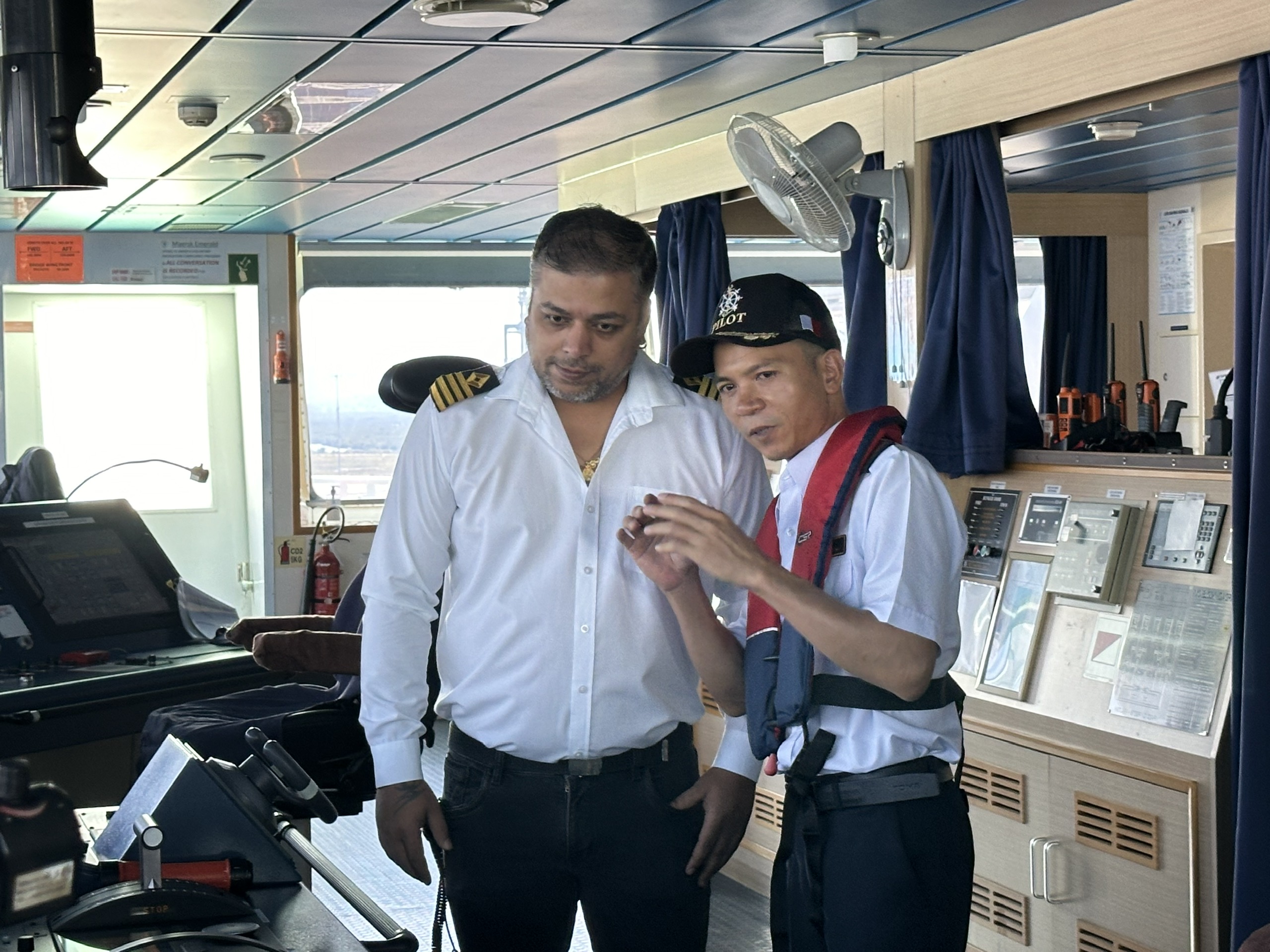 Hoa tiêu Vungtau Ship phối hợp với thuyền trưởng trao đổi thông tin luồng, thủy triều và mớn nước trước khi tàu rời cảng.