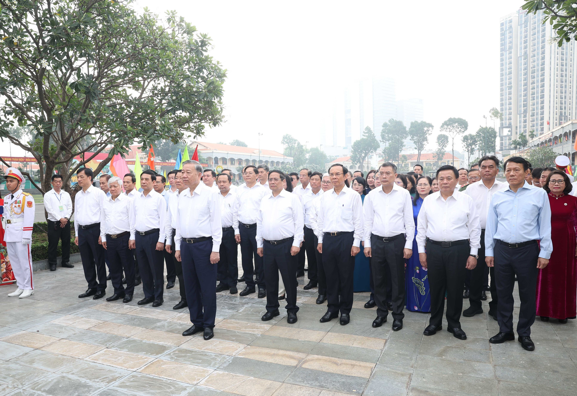 Tổng Bí thư Tô Lâm cùng đoàn công tác dâng hoa, dâng hương tưởng nhớ Chủ tịch Hồ Chí Minh tại Tượng đài Chủ tịch Hồ Chí Minh trong khuôn viên Bộ Tư lệnh TP.Hồ Chí Minh.