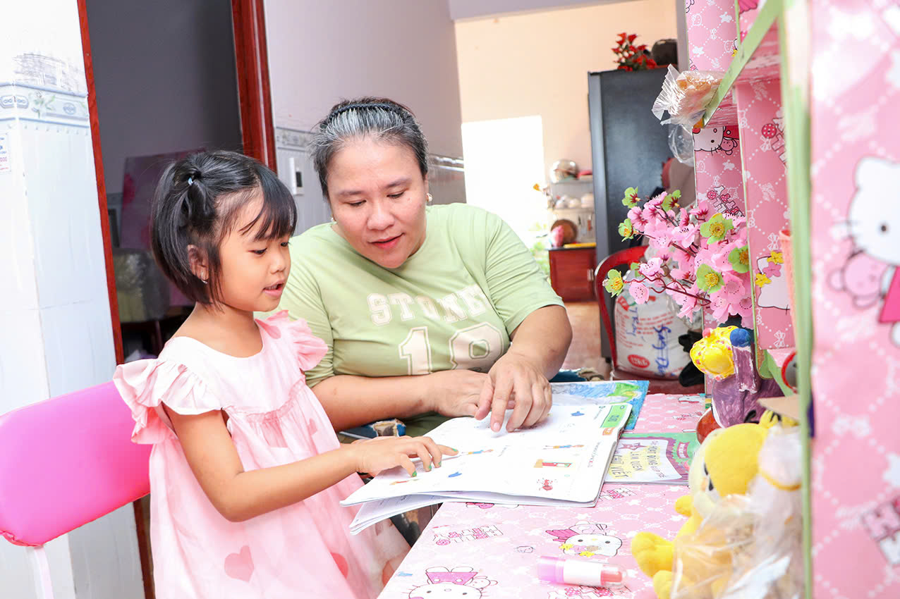 Chị Nguyễn Thị Diệu và  con gái