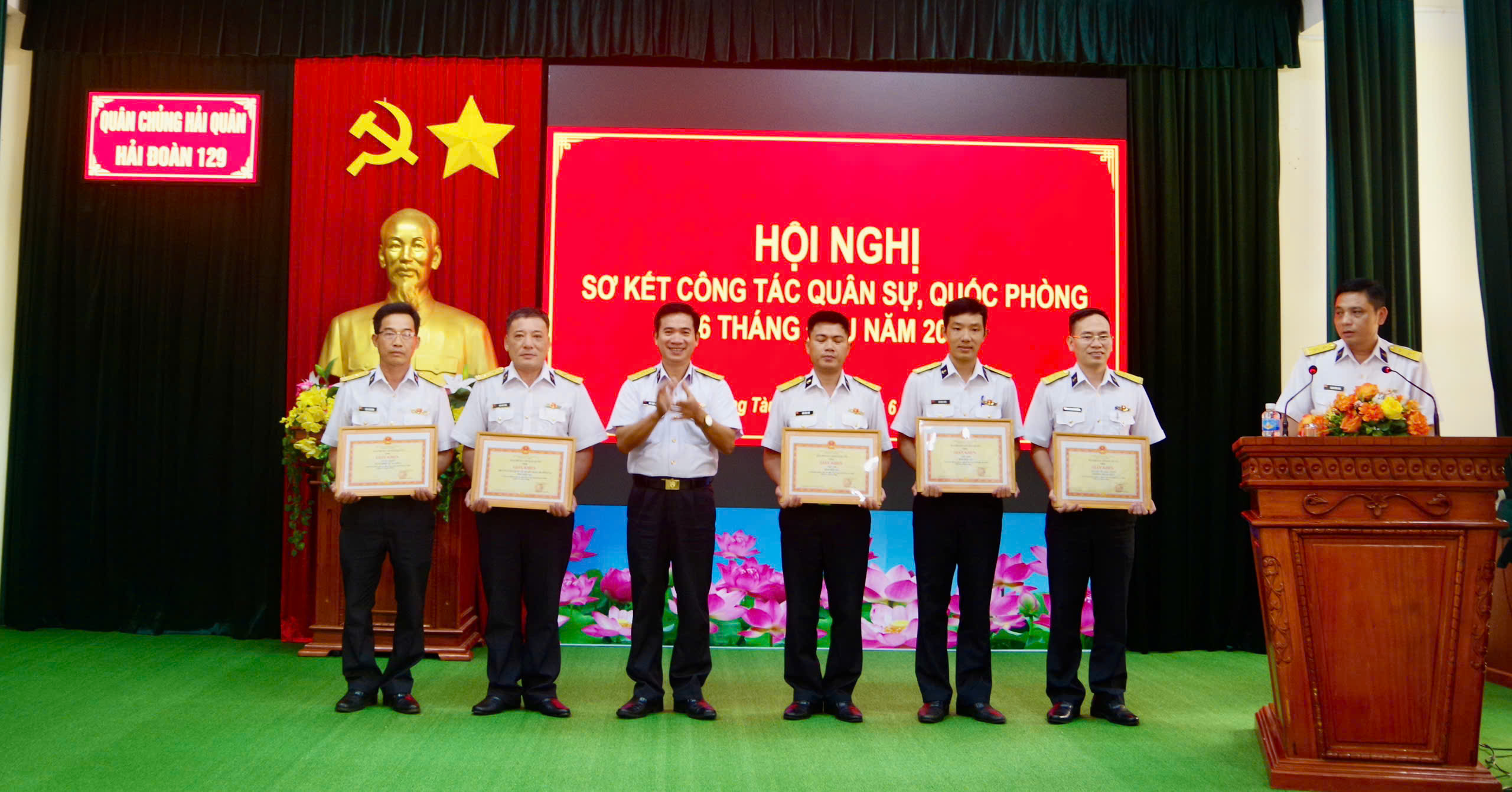 Hải đoàn 129 khen thưởng các tập thể, cá nhân có thành tích xuất sắc xuất sắc trong đợt thi đua cao điểm “Thần tốc - Quyết thắng”.