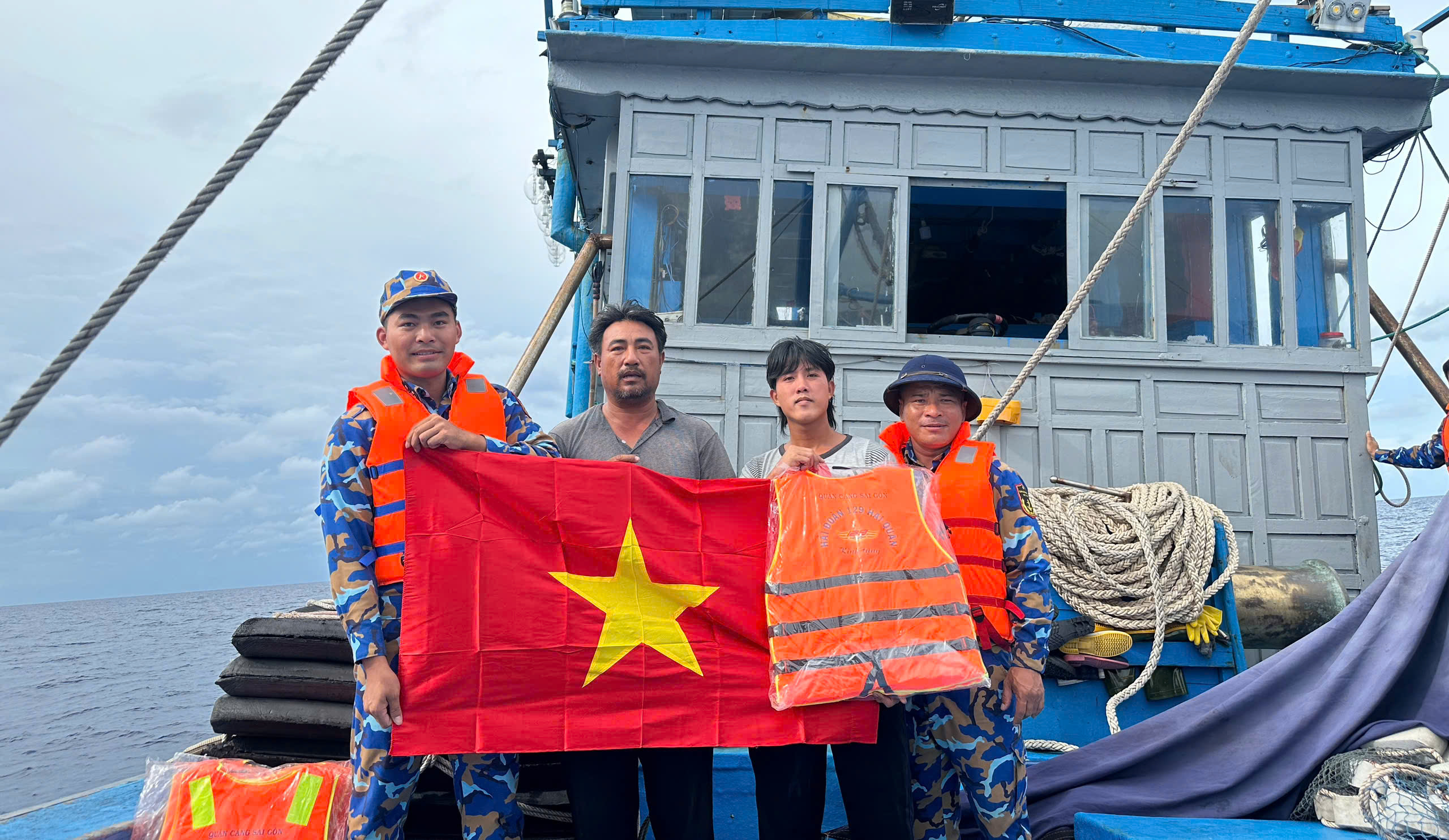 Hải đoàn 129 tuyên truyền và trao cờ Tổ quốc cho ngư dân trên biển.