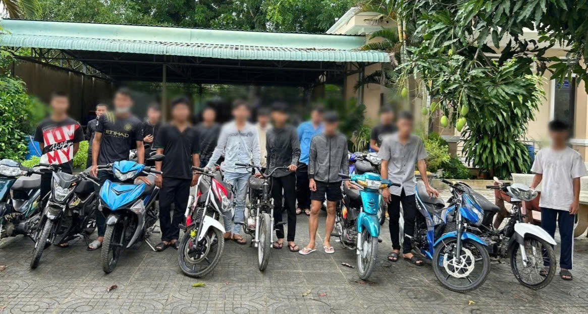 Các đối tượng cùng phương tiện đua xe náo loạn làng quê bị lực lượng chức năng tạm giữ.
