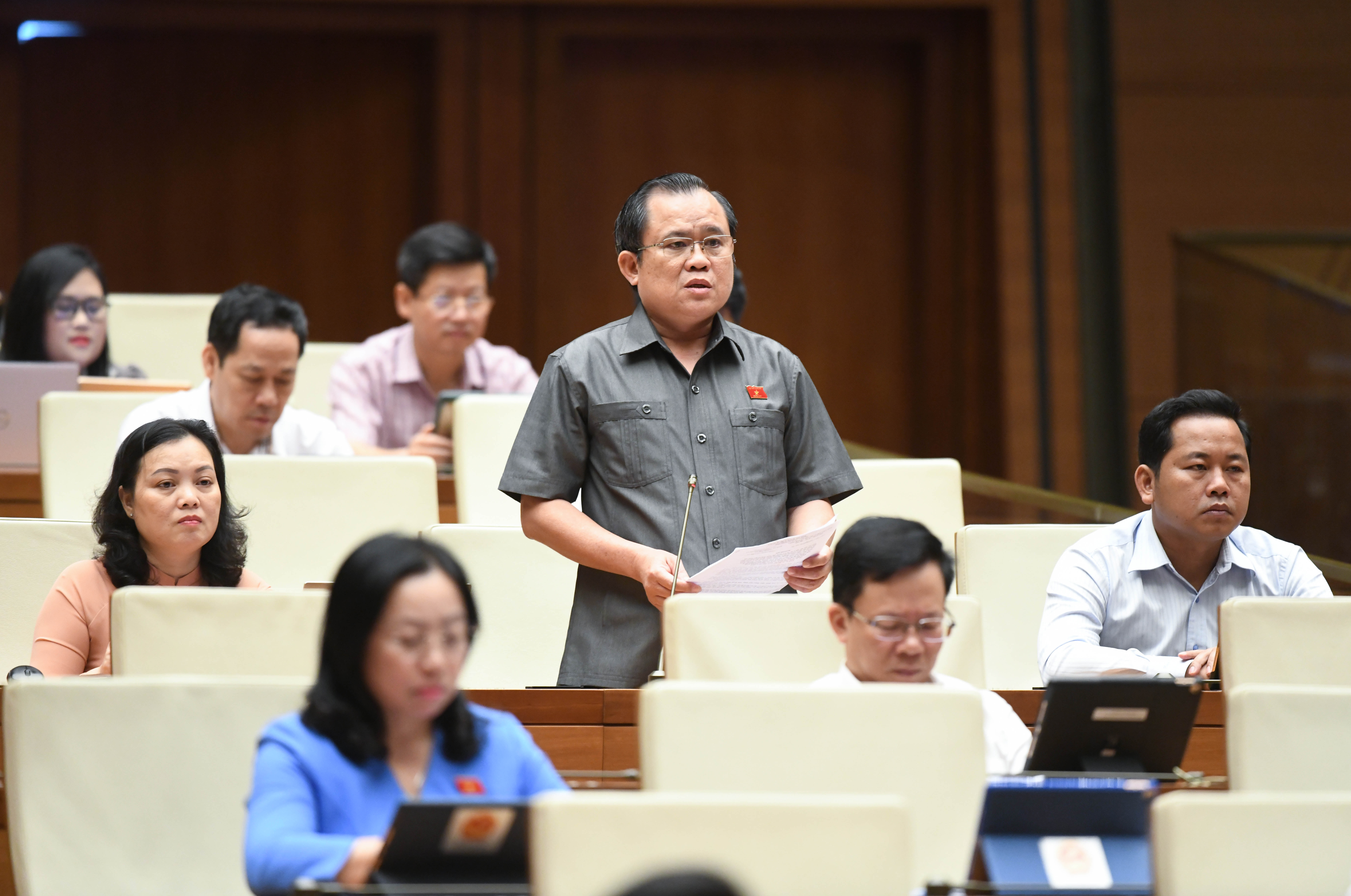 Đại tá Nguyễn Tâm Hùng, Ủy viên Ủy ban Quốc phòng, An ninh và Đối ngoại của Quốc hội, đại biểu Quốc hội tỉnh Bà Rịa - Vũng Tàu phát biểu tại phiên họp.