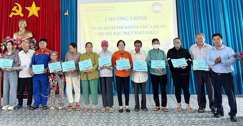 Đại diện UBMTTQ Việt Nam phường Phước Nguyên (TP.Bà Rịa) hỗ trợ tiền khám chữa bệnh cho các hộ khó khăn.