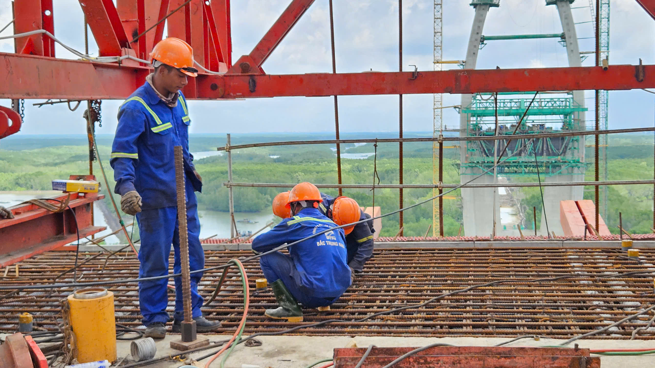 Công nhân trên dự án cầu Phước An tranh thủ lúc tạnh mưa để thi công, đảm bảo tiến độ công trình.