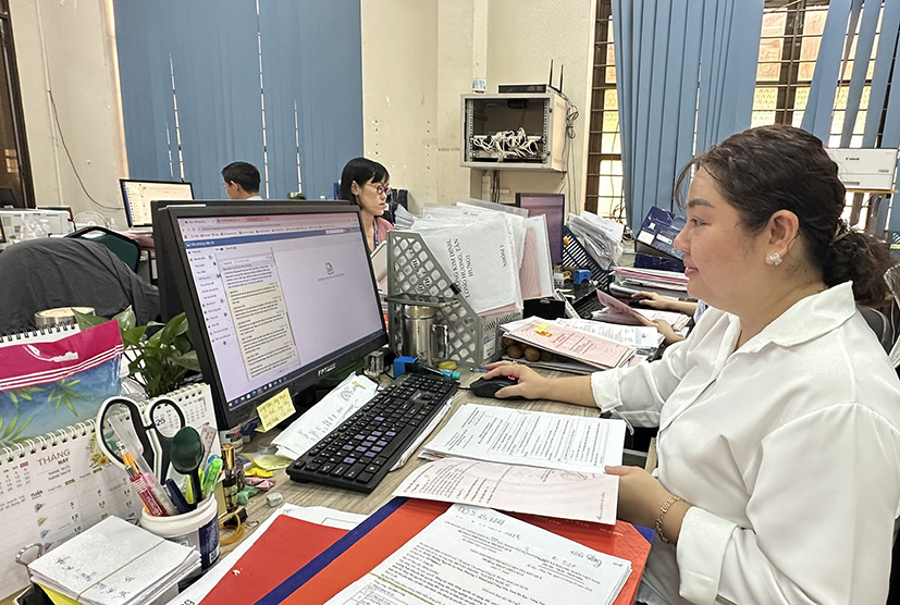 Cán bộ Văn phòng Đăng ký đất đai TP. Bà Rịa rà soát hồ sơ, bản đồ đất đai.
