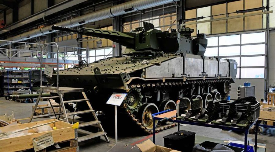 Xe tăng chiến đấu Puma trong quá trình kiểm tra bảo trì tại cơ sở của nhà sản xuất Rheinmetall ở Unterluess, Đức.