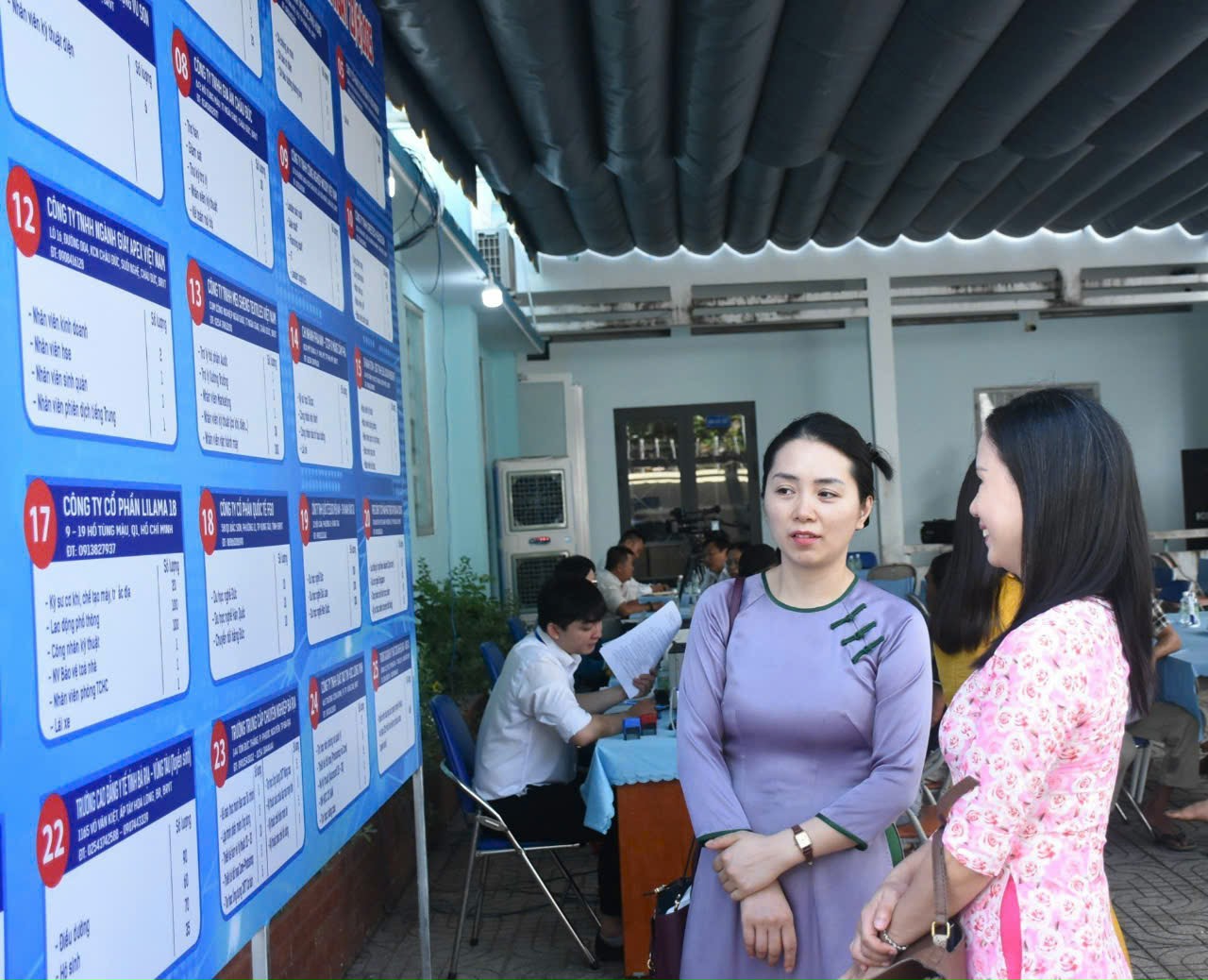 Cán bộ hoạt động không chuyên trách ở cấp xã, phường tham gia tìm hiểu thông tin việc làm sáng 23/6.