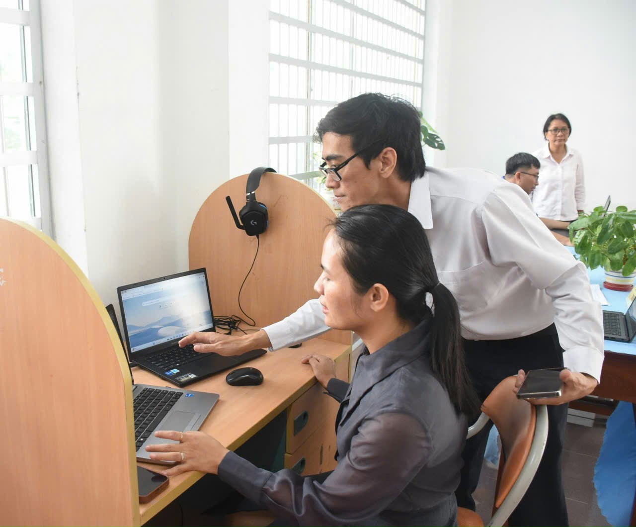 NLĐ phỏng vấn trực tuyến với nhà tuyển dụng tại phiên giao dịch việc làm.