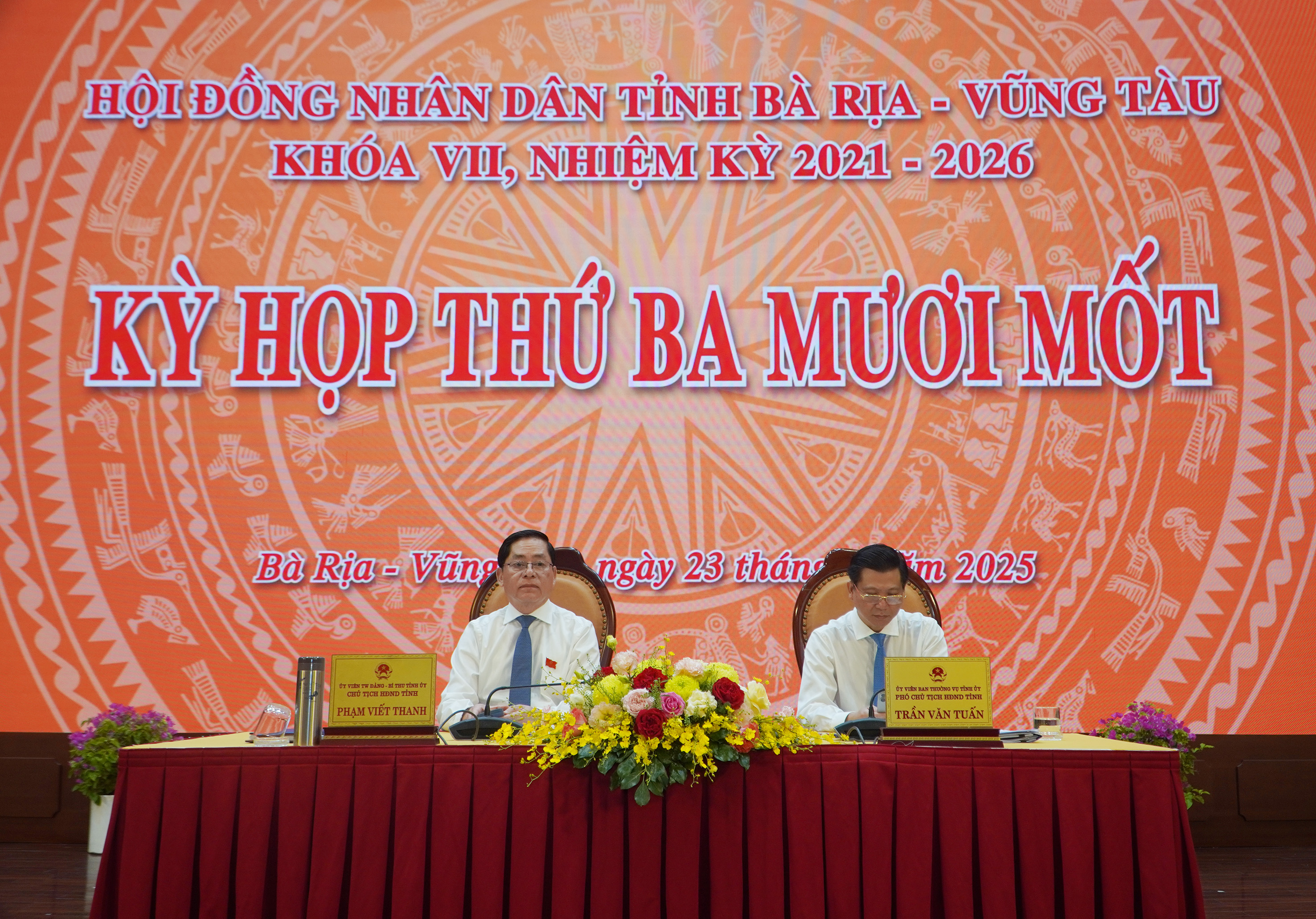 Chủ tọa kỳ họp.
