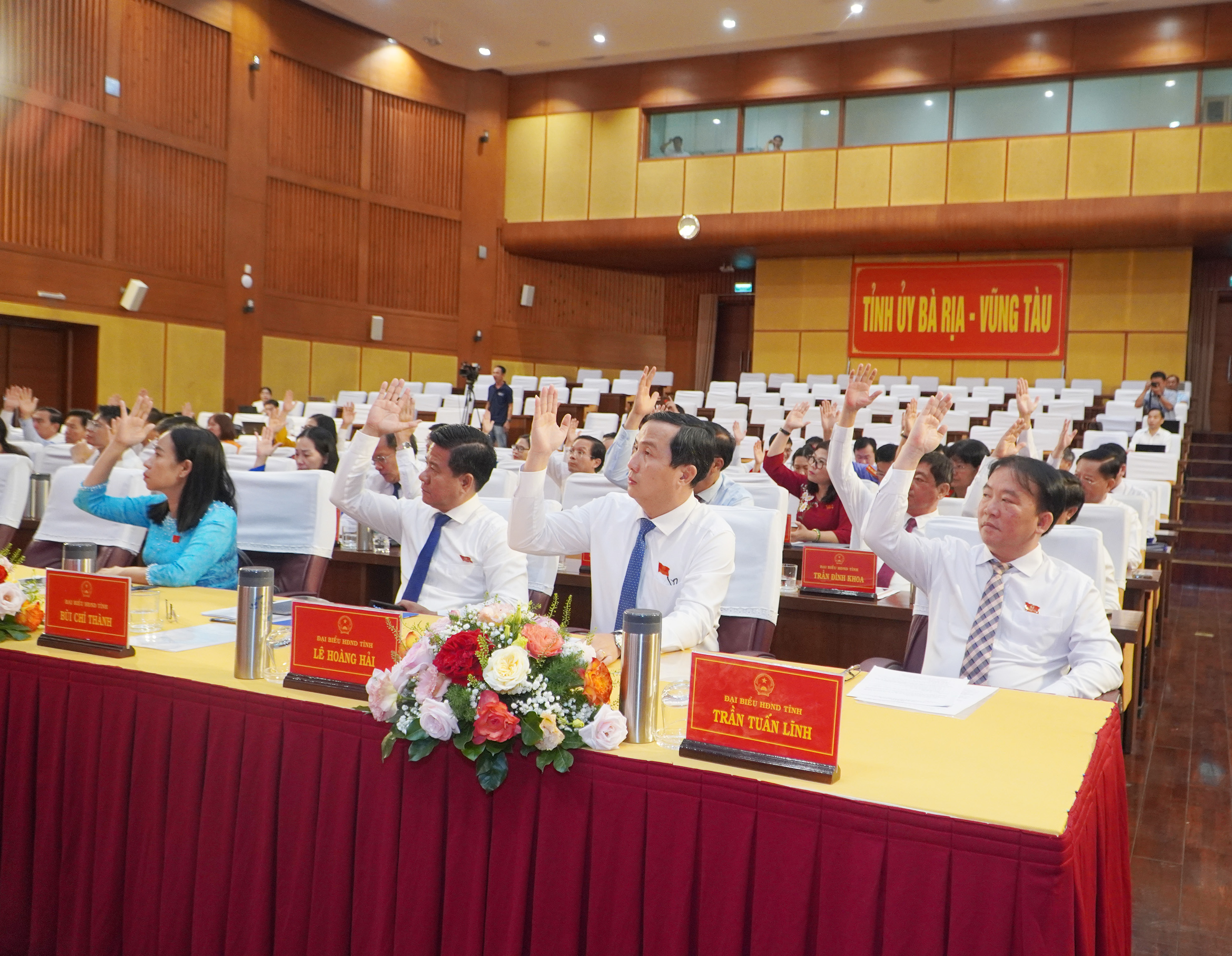 Các đại biểu biểu quyết thông qua nghị quyết tại Kỳ họp.