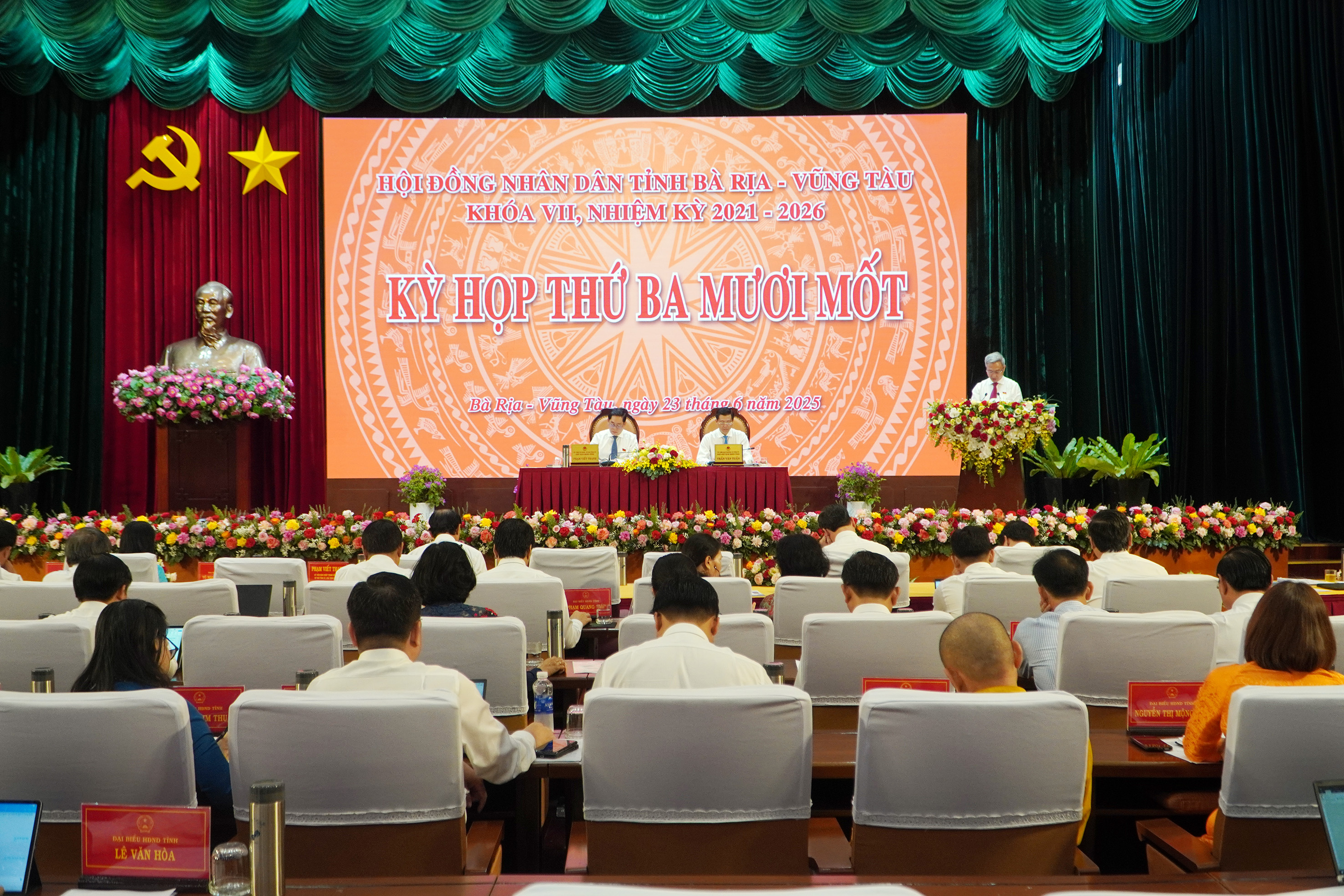 Quang cảnh kỳ họp.