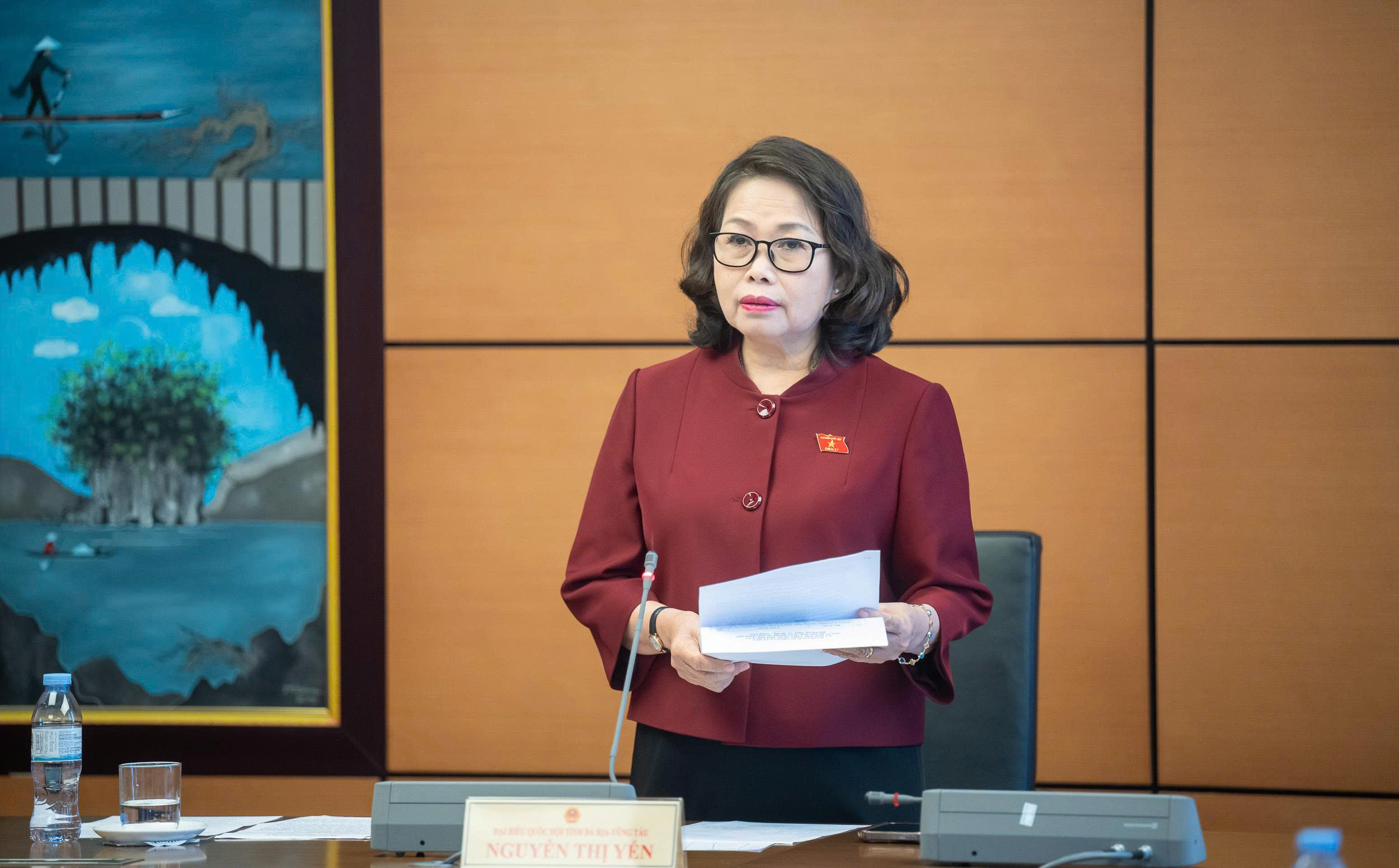 Đại biểu Nguyễn Thị Yến, Phó Bí thư Thường trực Tỉnh ủy, Trưởng Đoàn ĐBQH tỉnh Bà Rịa – Vũng Tàu phát biểu tại tổ.