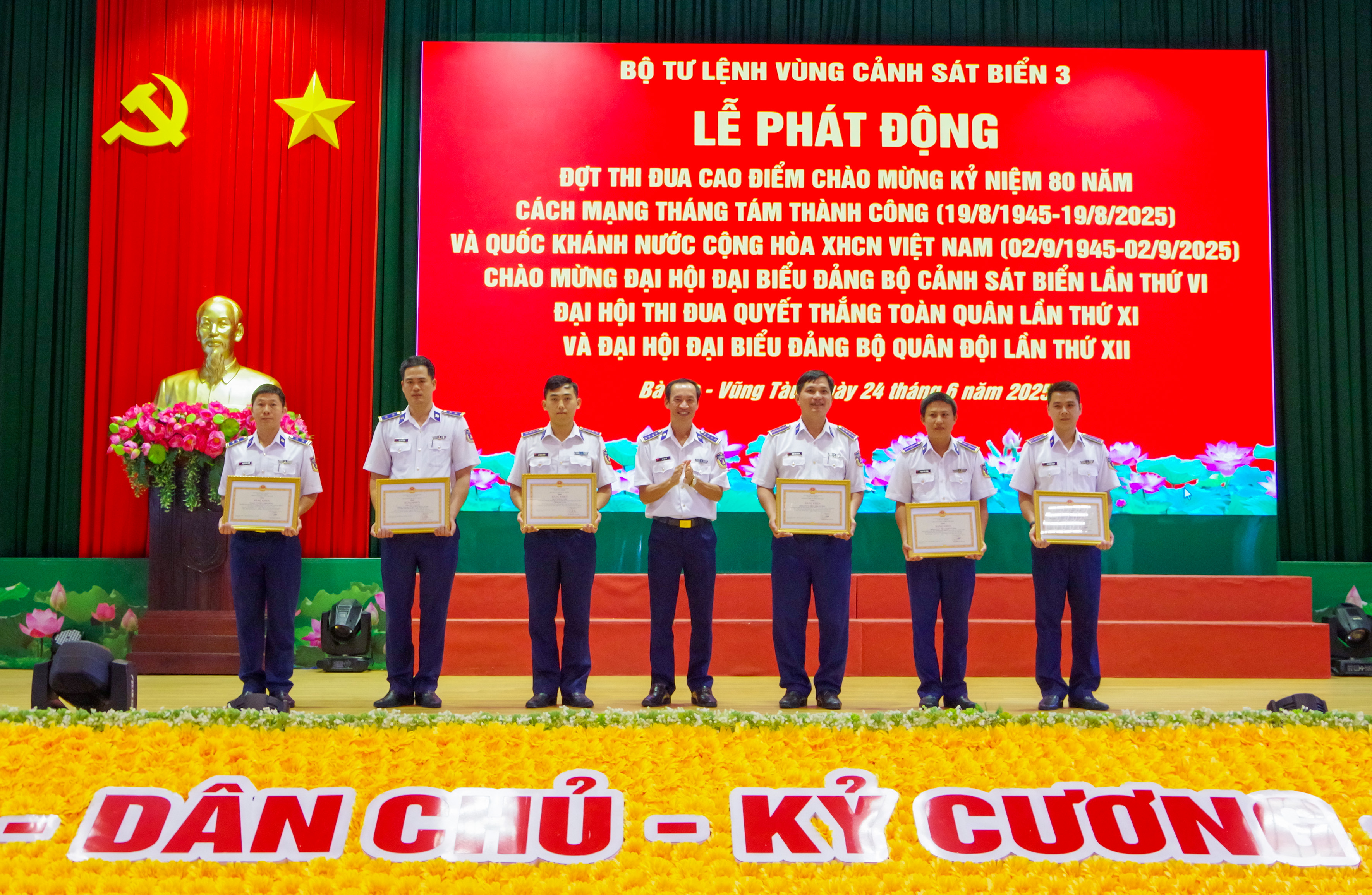 Đại tá Lê Văn Tú, Chính ủy Vùng Cảnh sát biển 3 trao Bằng khen cho các tập thể, cá nhân có thành tích xuất sắc trong đợt thi đua cao điểm Thần tốc-quyết thắng.