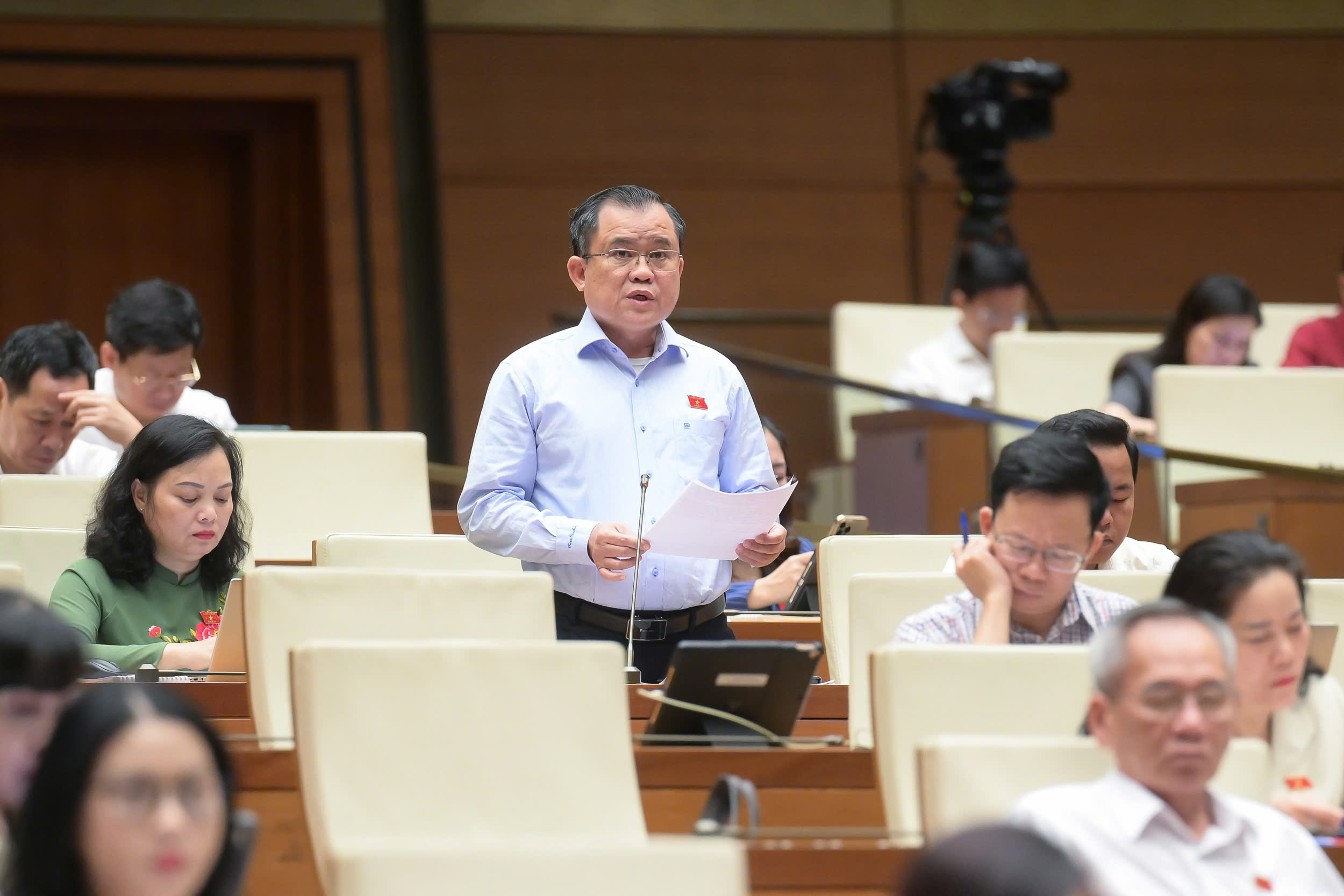 Đại biểu Nguyễn Tâm Hùng phát biểu tại phiên thảo luận.