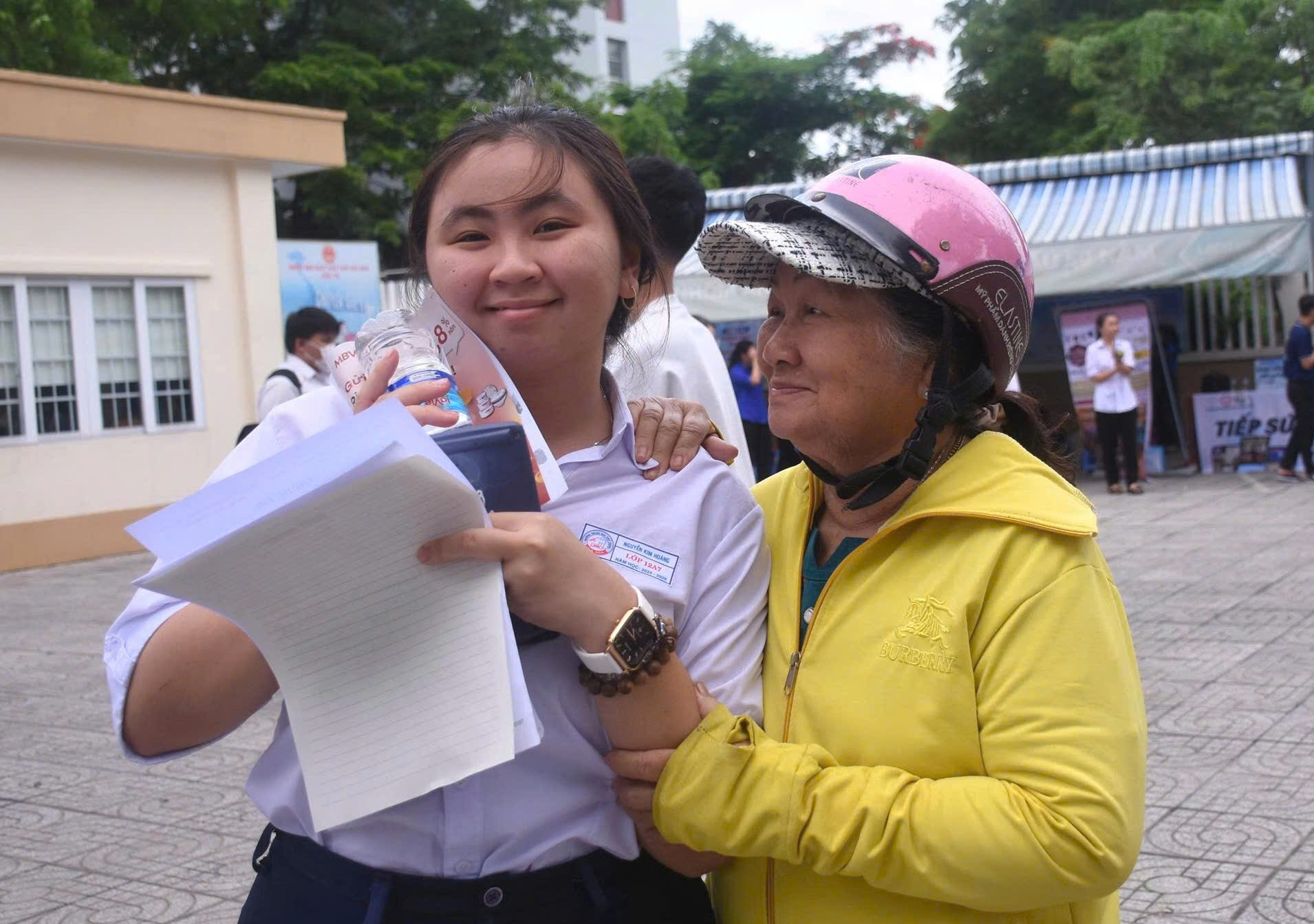 Em Nguyễn Kim Hoàng, học sinh Trường THPT Bà Rịa được bà nội đón về sau khi hoàn thành tốt các môn thi trong ngày đầu tiên diễn ra kỳ thi THPT quốc gia.