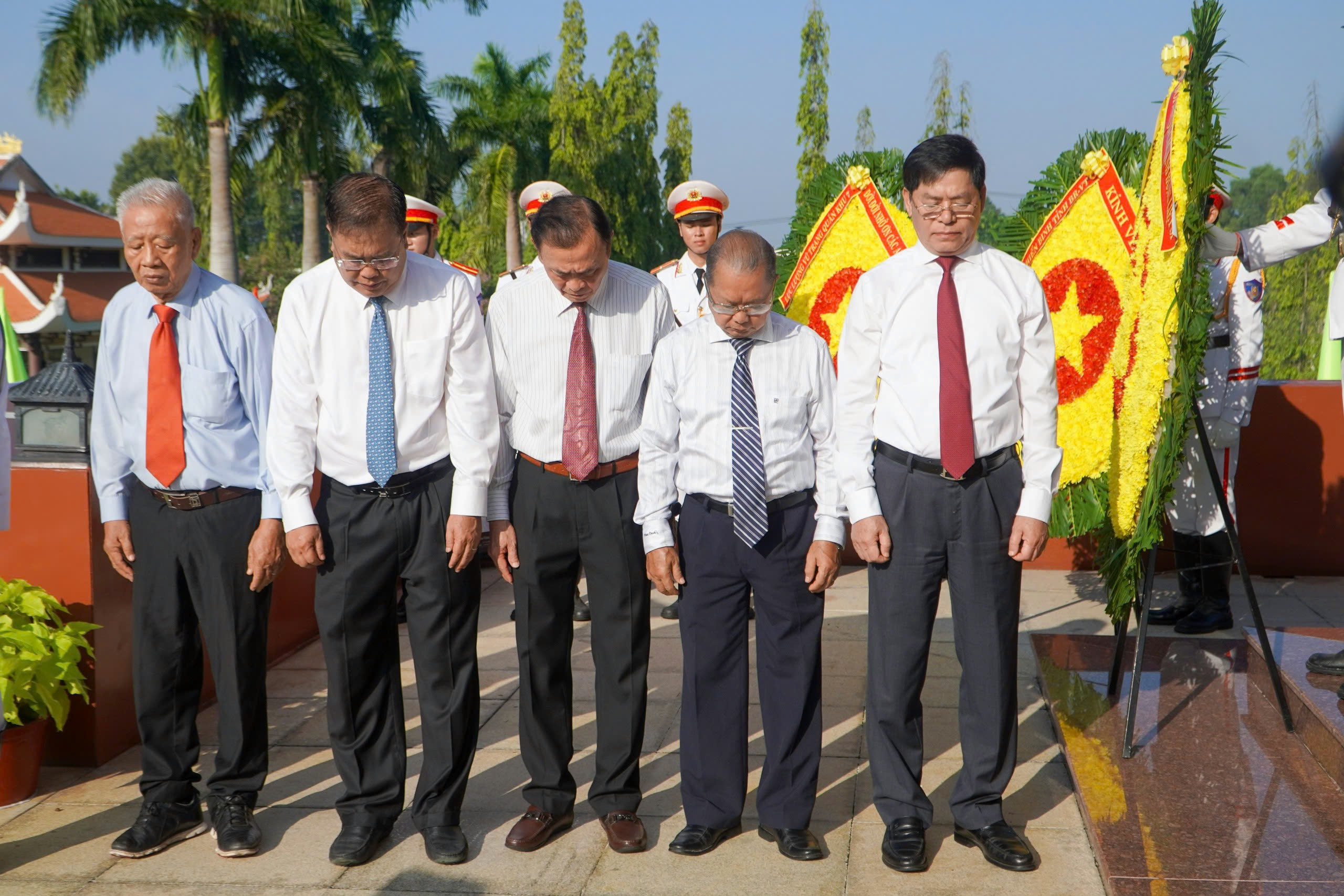 Lãnh đạo tỉnh, nguyên lãnh đạo tỉnh dành phút mặc niệm tưởng nhớ công lao các anh hùng, liệt sĩ.