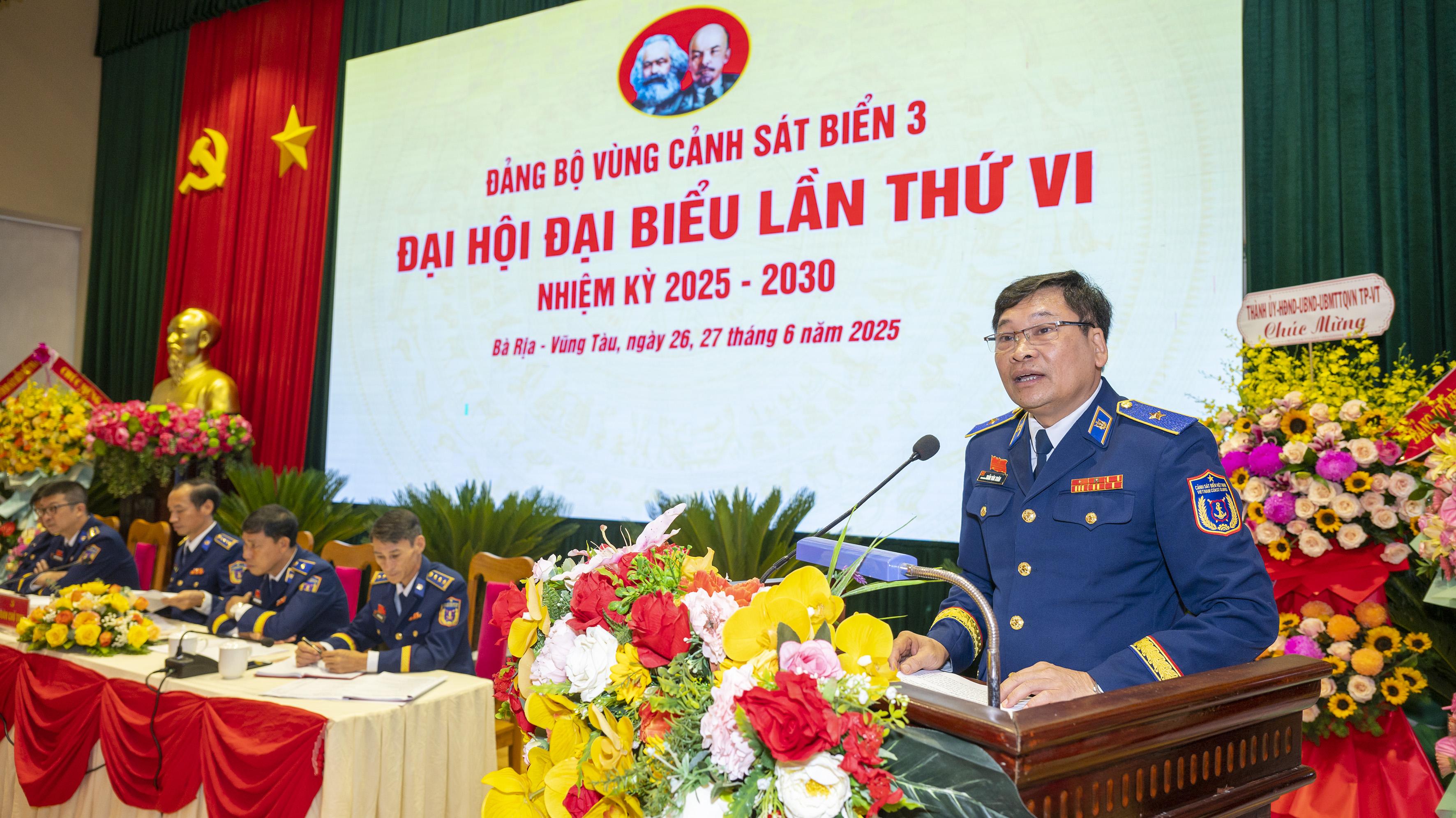 Thiếu tướng Trần Văn Xuân, Phó Chính ủy Cảnh sát biển Việt Nam phát biểu chỉ đạo tại Đại hội.