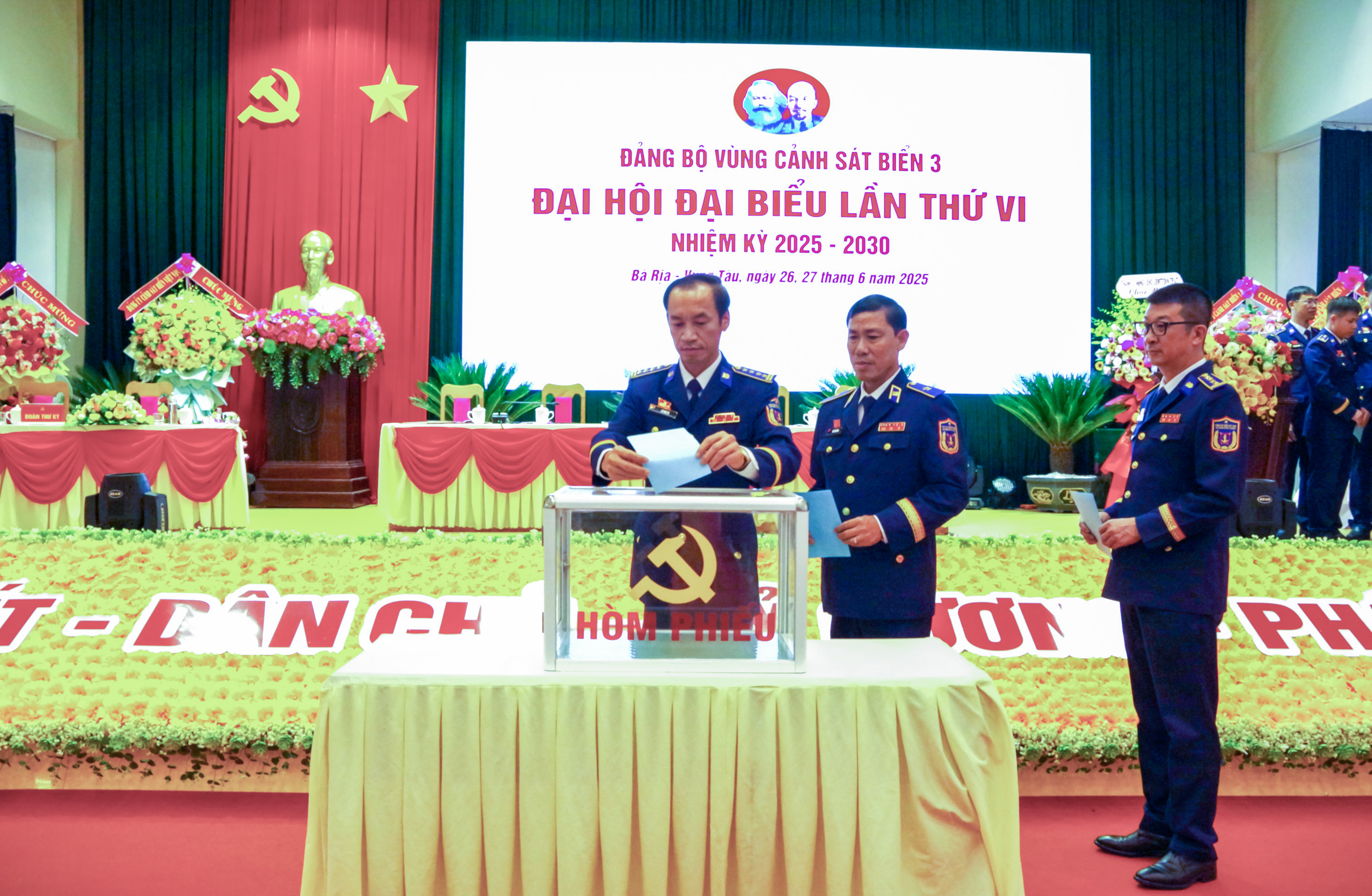 Đại hội bỏ phiếu bầu Ban Chấp hành Đảng bộ Vùng, nhiệm kỳ 2025 - 2030.