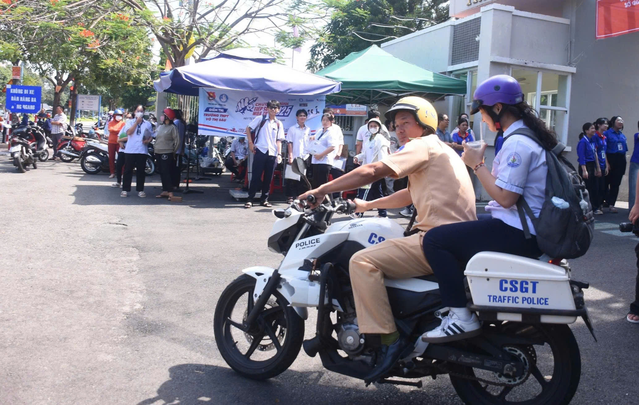 Ba mẹ bận việc, em Lê Diễm Kiều được Cảnh sát giao thông túc trực tại điểm thi Trường THPT Võ Thị Sáu (huyện Long Đất) dùng xe đặc chủng chở về nhà.