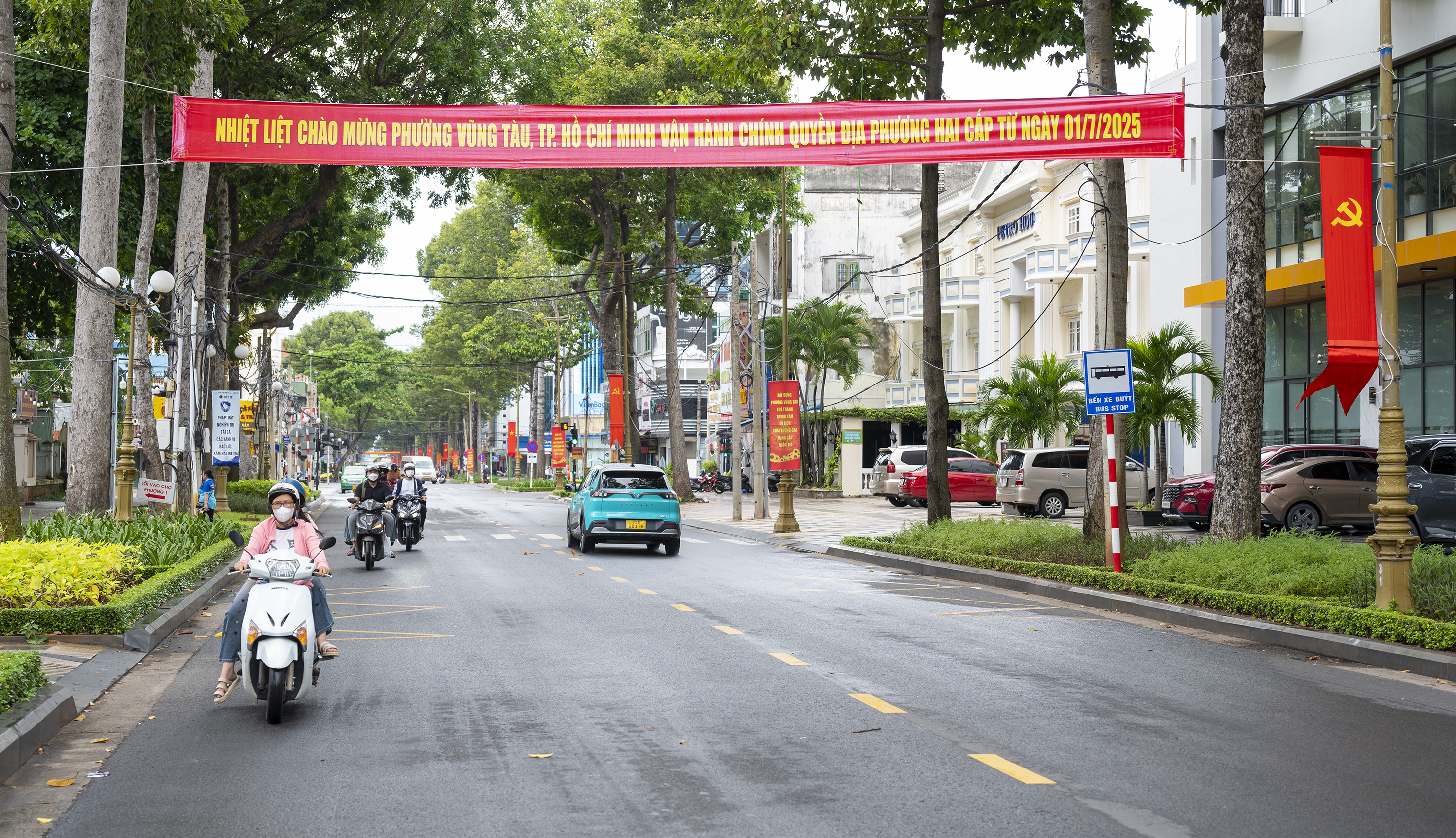 Băng rôn, biểu ngữ chào mừng được trang hoàng trên các tuyến phố.