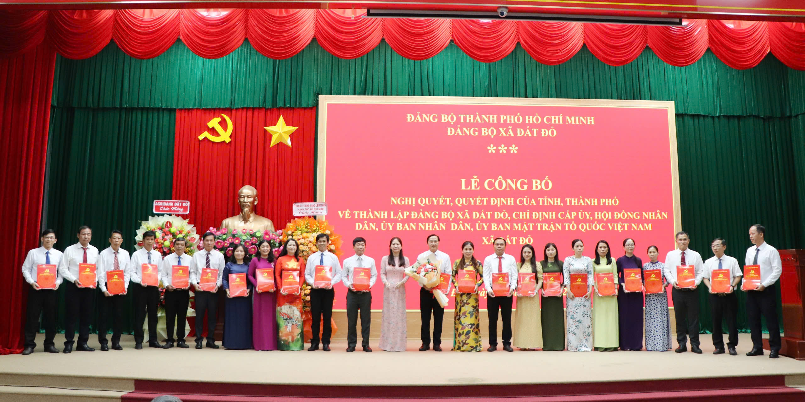 Bà Nguyễn Thị Ngọc Yến, Phó Giám đốc Sở Nội vụ tỉnh trao Quyết định của Ban Chấp hành Đảng bộ tỉnh về chỉ định nhân sự Ban Chấp hành, Ban Thường vụi Đảng ủy xã Đất Đỏ. Ảnh: MINH THANH