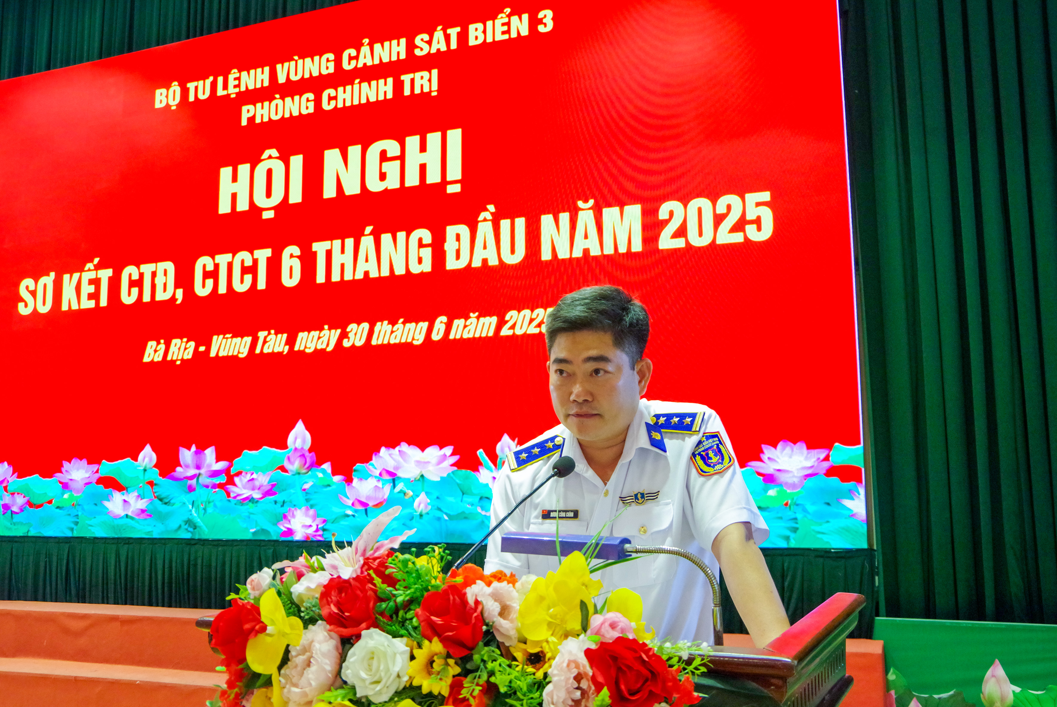 Thượng tá Dương Công Chính, Phó chủ nhiệm Chính trị BTL Vùng Cảnh sát biển 3 báo cáo sơ kết CTĐ, CTCT 6 tháng đầu năm.