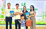 Trao giấy khai sinh cho gia đình có thành viên mới