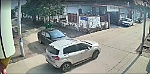 Ôtô bẻ lái siêu thực chui tọt vào cổng sau va chạm