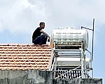 Thanh niên ngáo đá cầm dao leo lên nóc nhà
