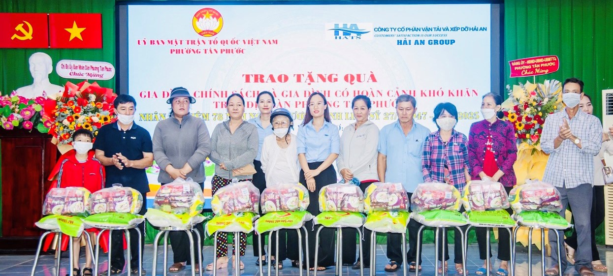Tặng 150 phần quà cho người khó khăn