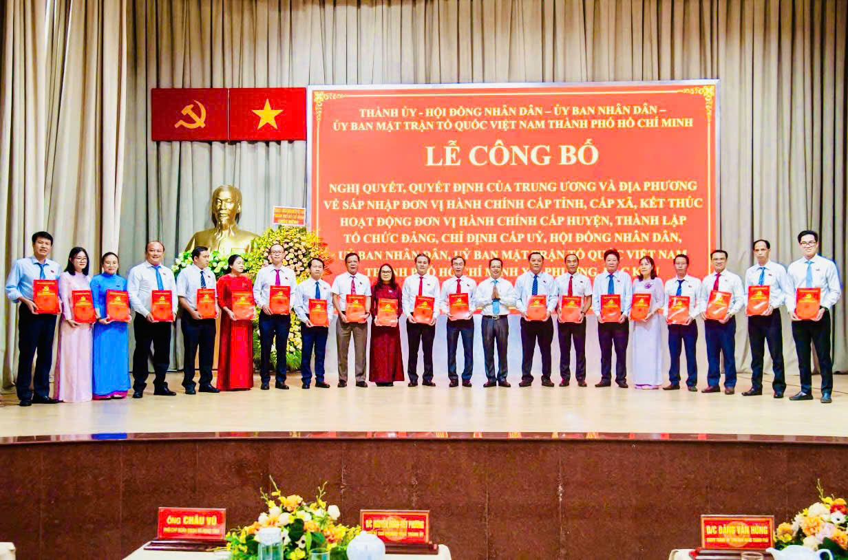 Ông Châu Vũ, Phó Chánh Văn phòng Đoàn ĐBQH và HĐND tỉnh trao Quyết định của Ban Chấp hành Đảng bộ tỉnh về chỉ định nhân sự Ban Chấp hành, Ban Thường vụ Đảng ủy Phường Phú Mỹ.