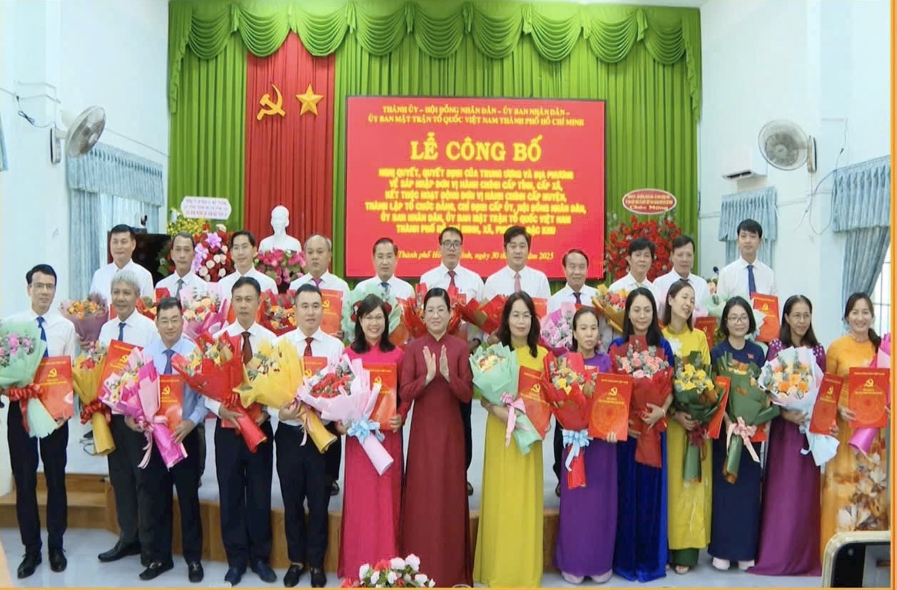 Bà Lê Thị Thuỷ, Phó Trưởng Ban Tuyên giáo và Dân vận Tỉnh uỷ trao Nghị quyết, các Quyết định, tặng hoa chúc mừng Thường trực, Ban Thường vụ, Ban Chấp hành Đảng bộ phường Tam Thắng
