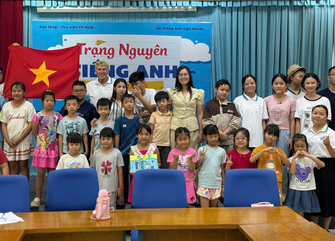 Các em thiếu nhi tham gia chương trình chụp hình lưu niệm cùng đại biểu.