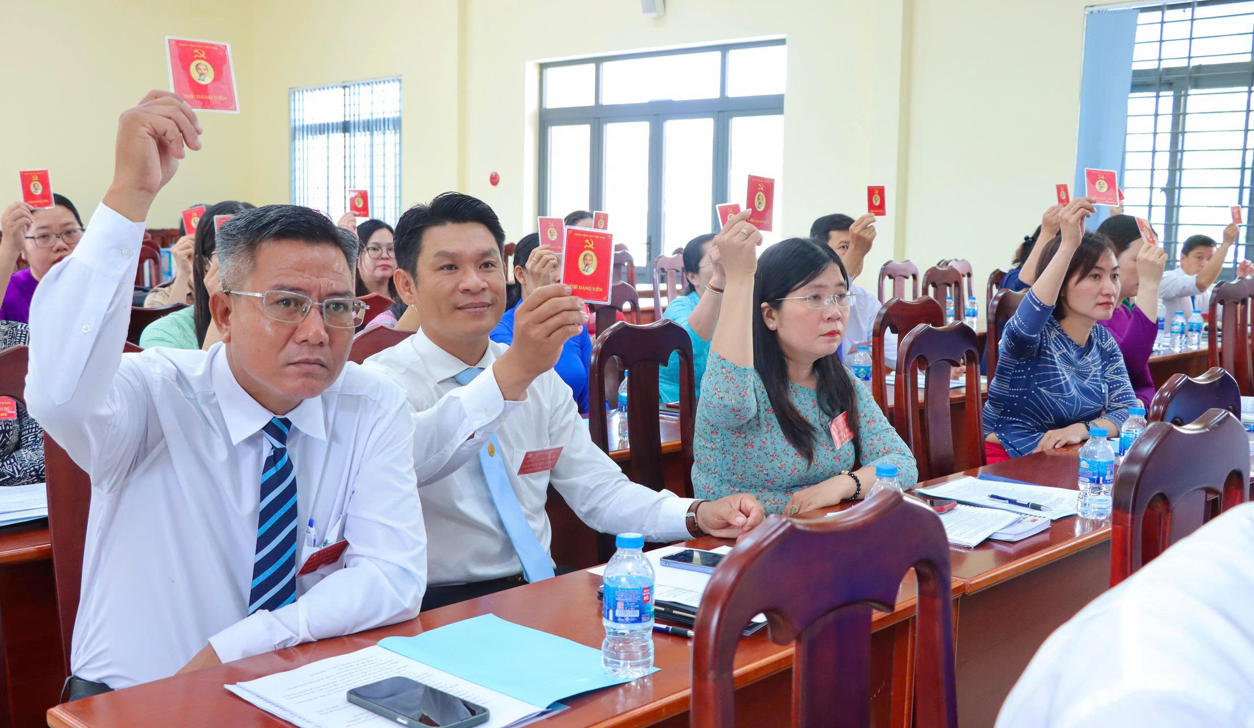 Các đại biểu biểu quyết thông qua Nghị quyết đại hội.