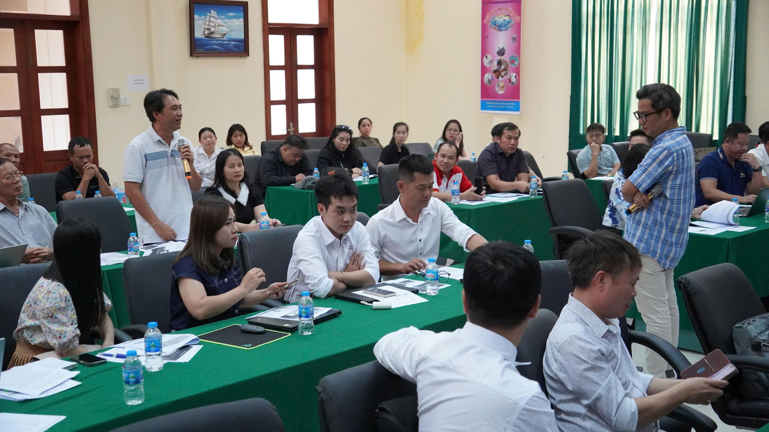 Doanh nghiệp sản xuất bột cá trao đổi về quy trình lấy chứng nhận quốc tế MarinTrust tại buổi tập huấn ngày 24-7.
